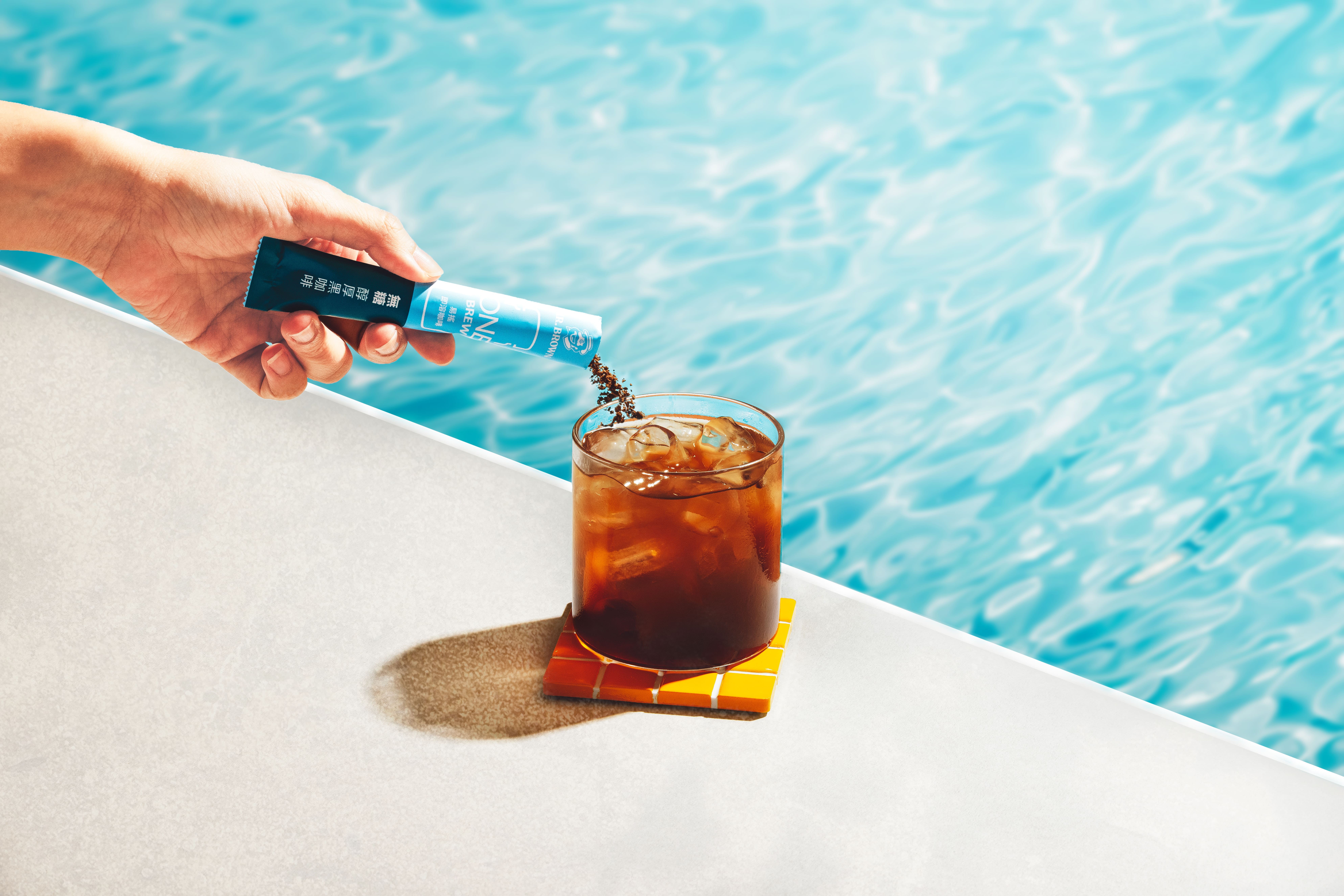 伯朗新推出的「ONE BREW易搖即溶咖啡」宣稱可以用冷水沖泡，圖中為「無糖醇厚黑咖啡」口味。（伯朗提供）