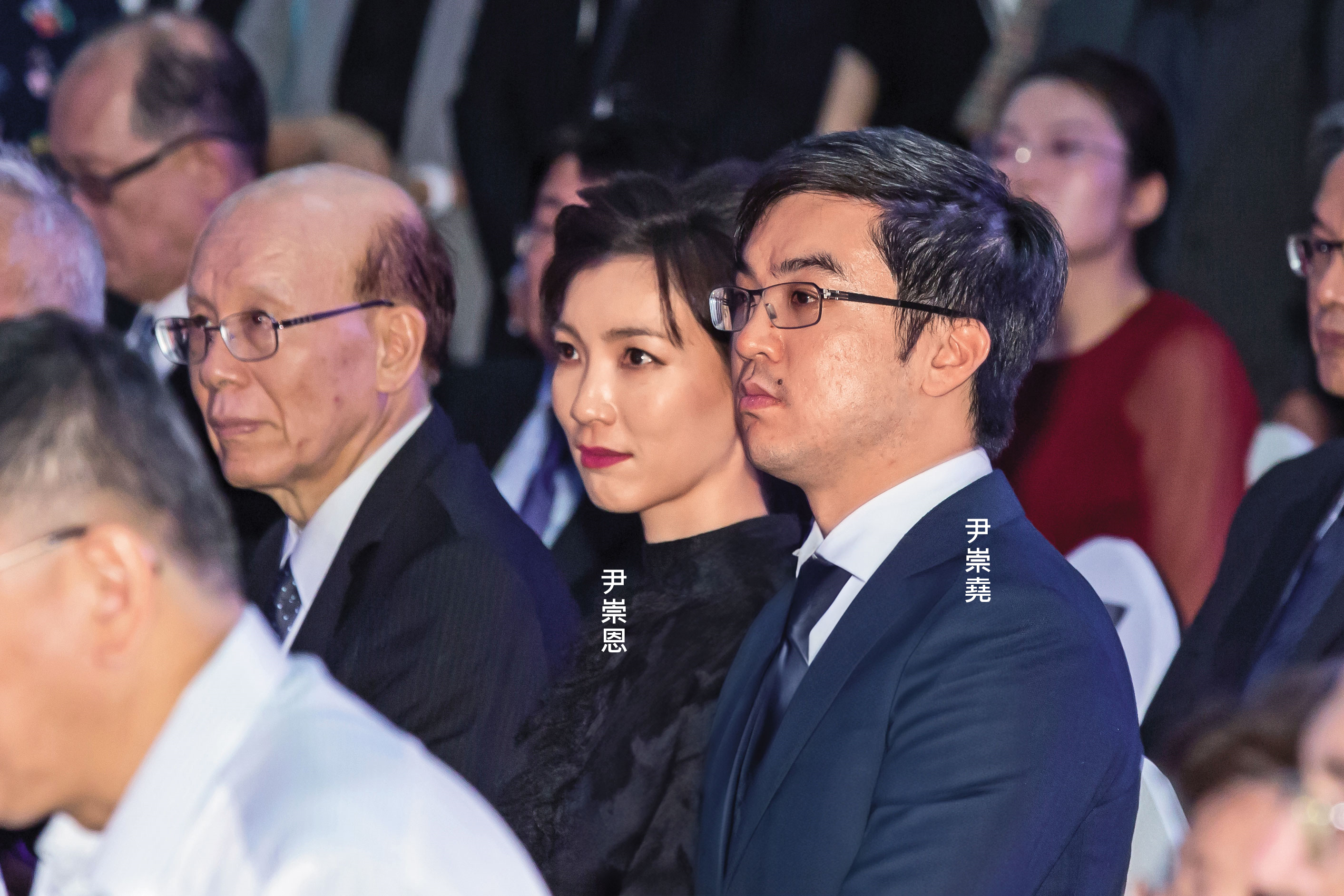 尹崇恩、尹崇堯姊弟相差5歲,2人在潤泰集團與南山人壽分工。