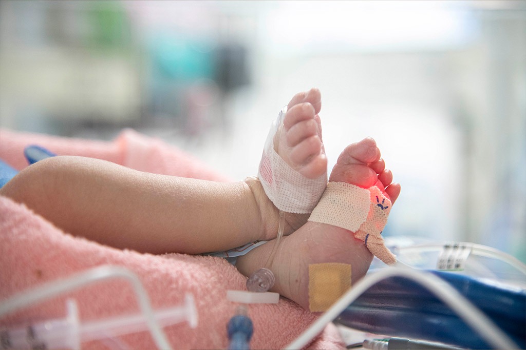 新生兒醫療團隊堅持守護早產兒生命，讓嬰兒可以快樂健康長大。（彰化基督教醫院提供）