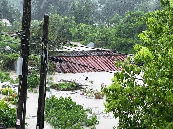 田寮民宅被大水淹到只剩屋頂紅厝瓦。（翻攝自臉書社團田寮魂田寮大小事）