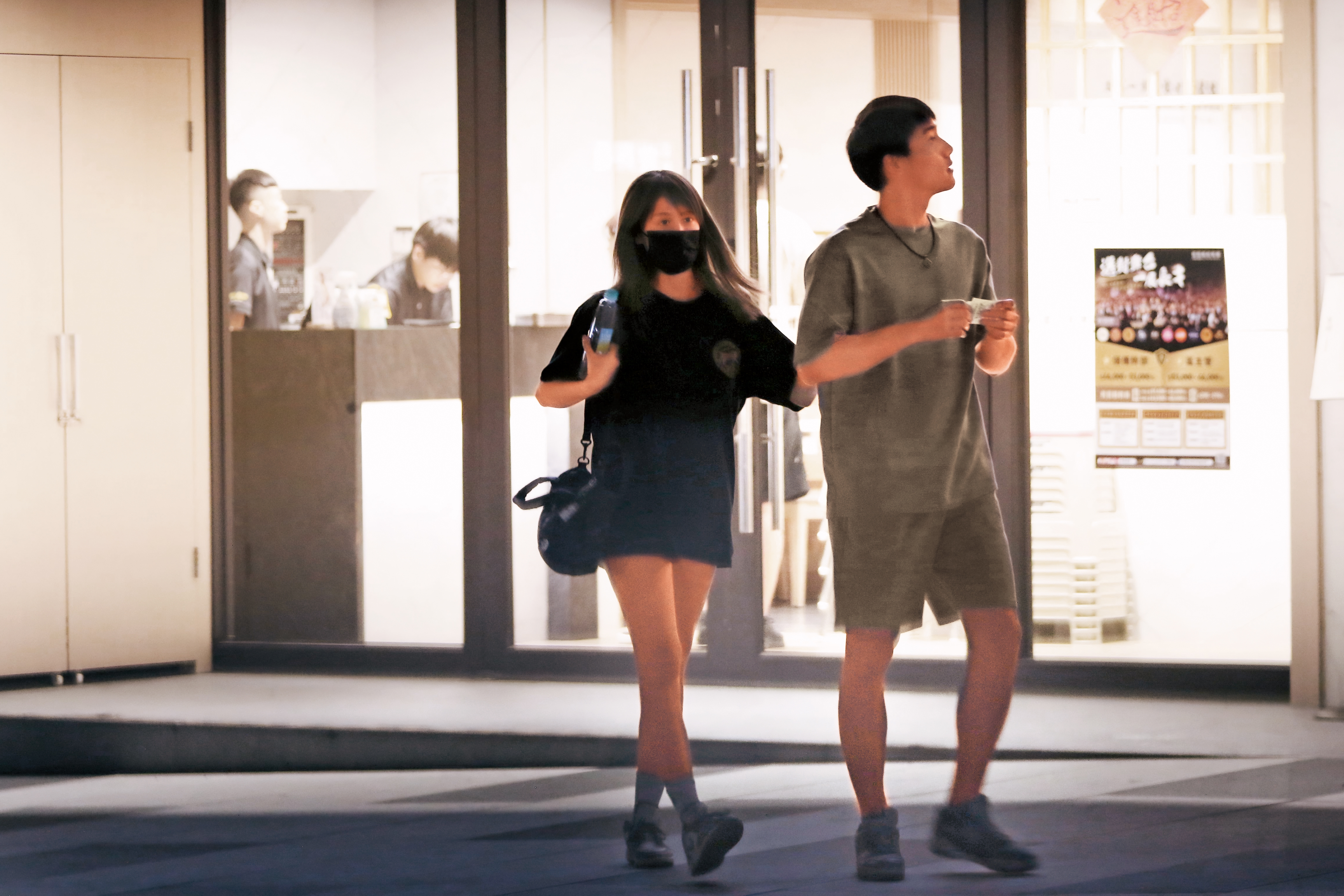 6月25日00：15，雖然吃火鍋時沒啥親暱動作，不過啾啾（左）與陳晨威（右）最後仍在離開火鍋店時有了肢體接觸，可見正穩交中。