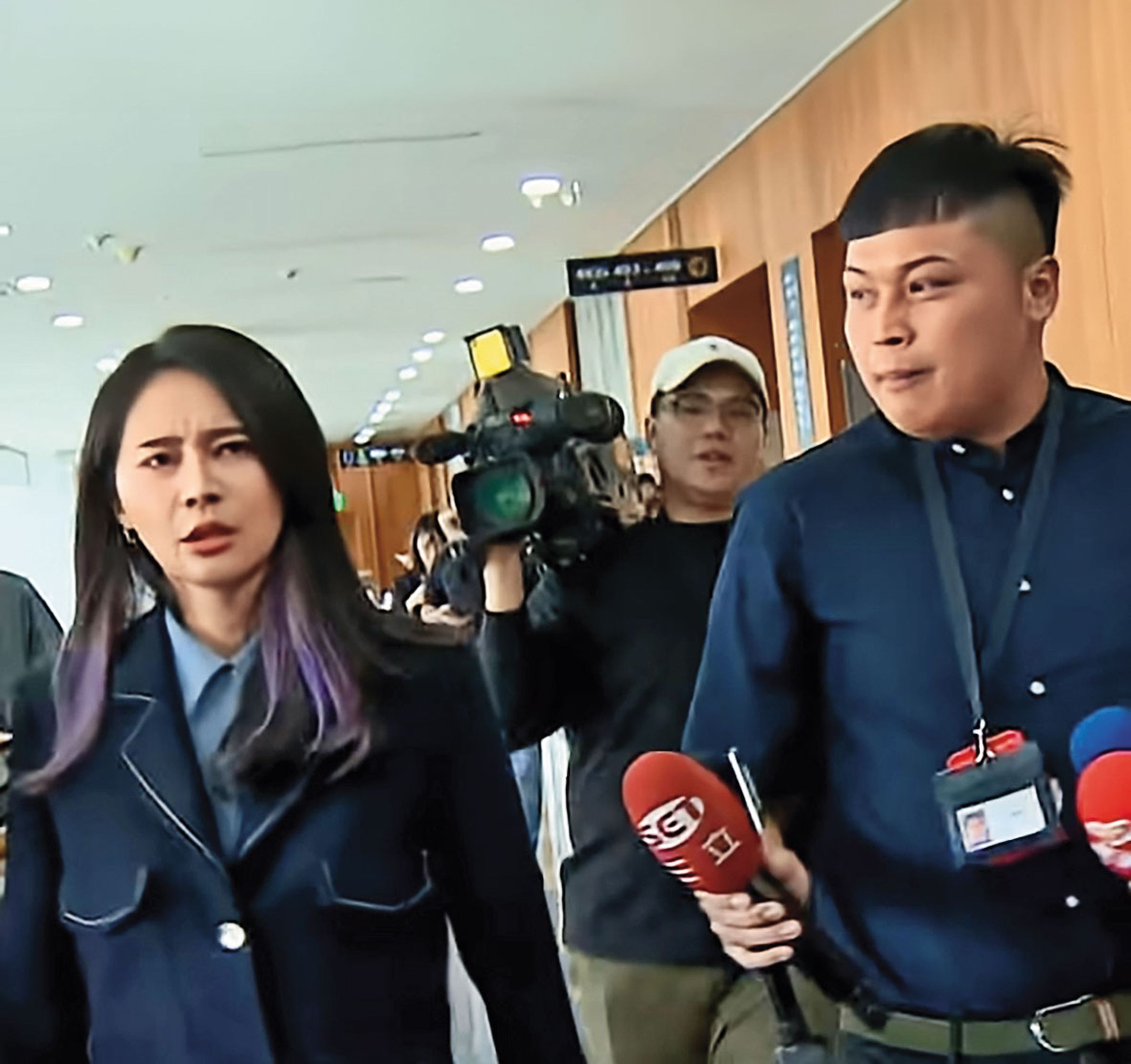 林宸佑（右）採訪綠委常咄咄逼人，曾與綠委賴品妤（左）爆發口角衝突。（翻攝東森新聞）