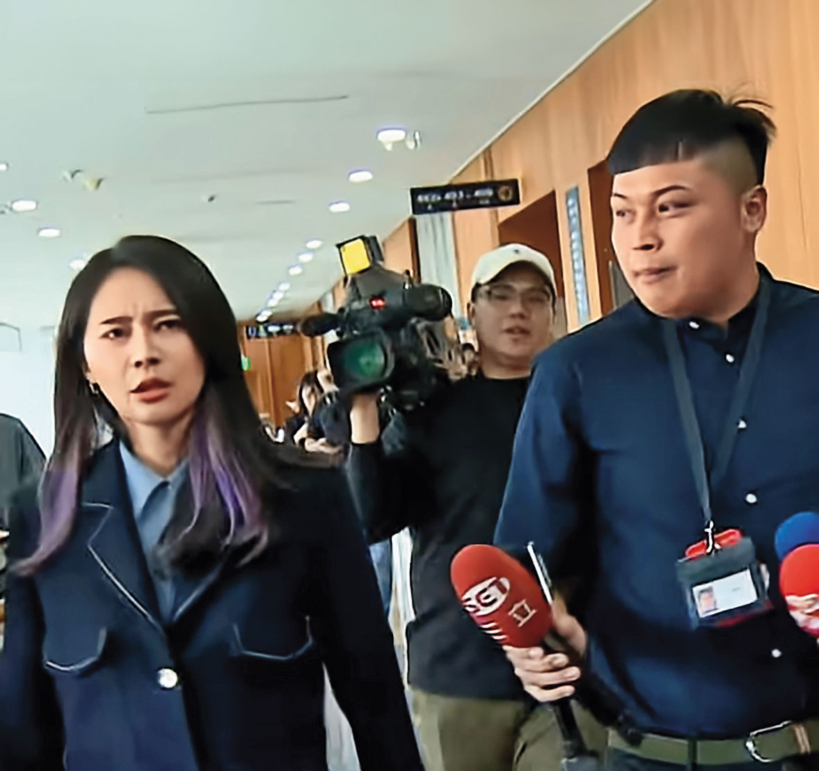 林宸佑(右)採訪綠委常咄咄逼人,曾與綠委賴品妤(左)爆發口角衝突。(翻攝東森新聞)