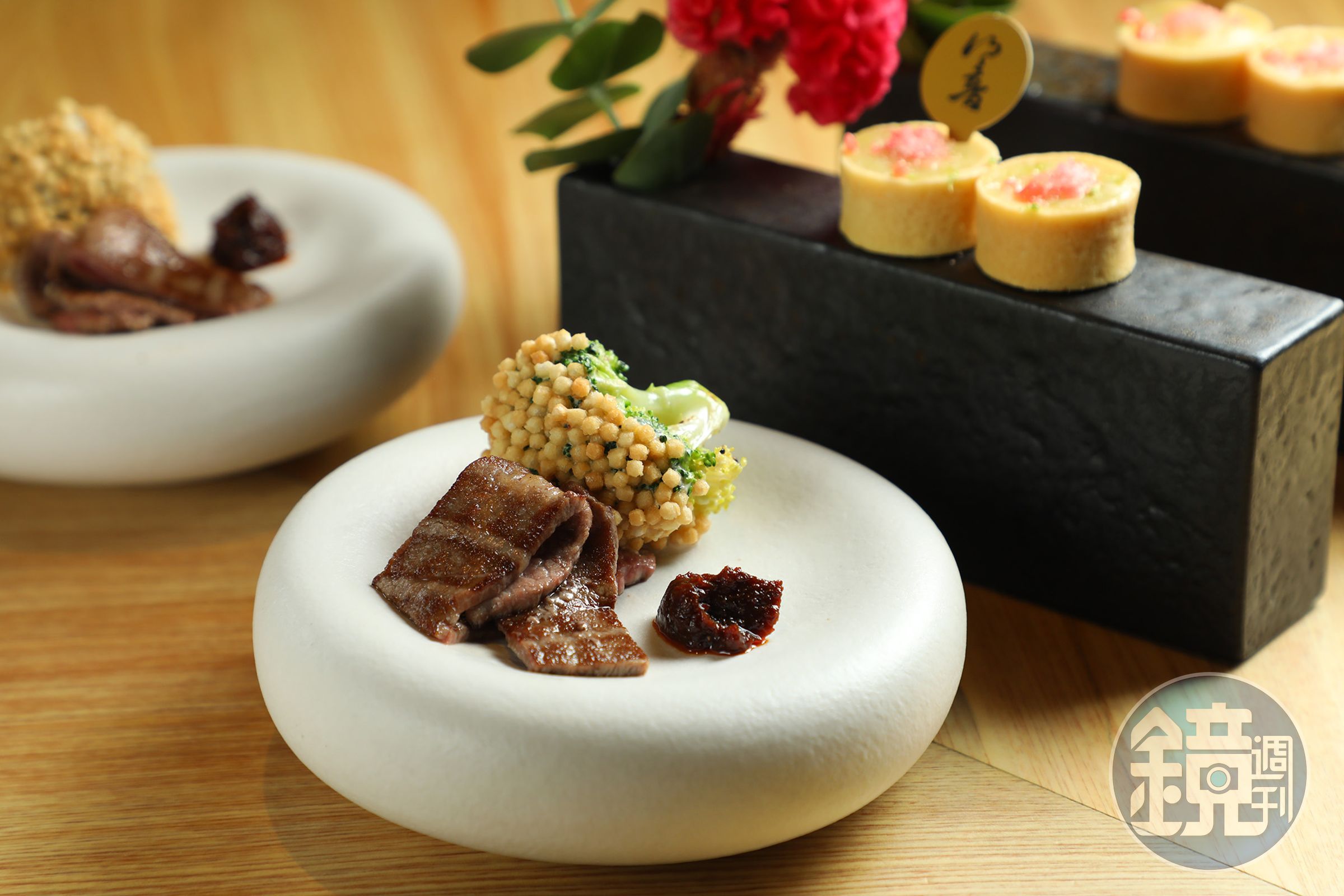 「A5和牛扇子肉」經過巧妙烤工被逼出2/3油脂,只留下香氣與肉感,顛覆和牛太油的既定印象。(3,680元套餐菜色)