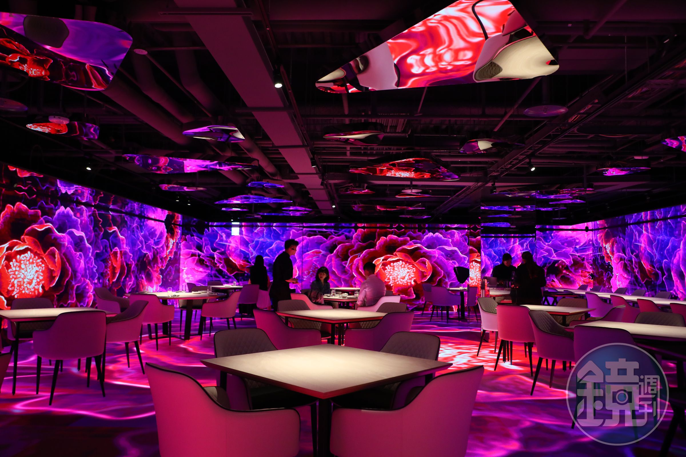 聯嘉光電跨界餐飲，6月全新開幕的「eoi極致餐飲」以自家研發5年的新產品Mini LED次世代顯示屏，打造3D虛擬實境用餐體驗。