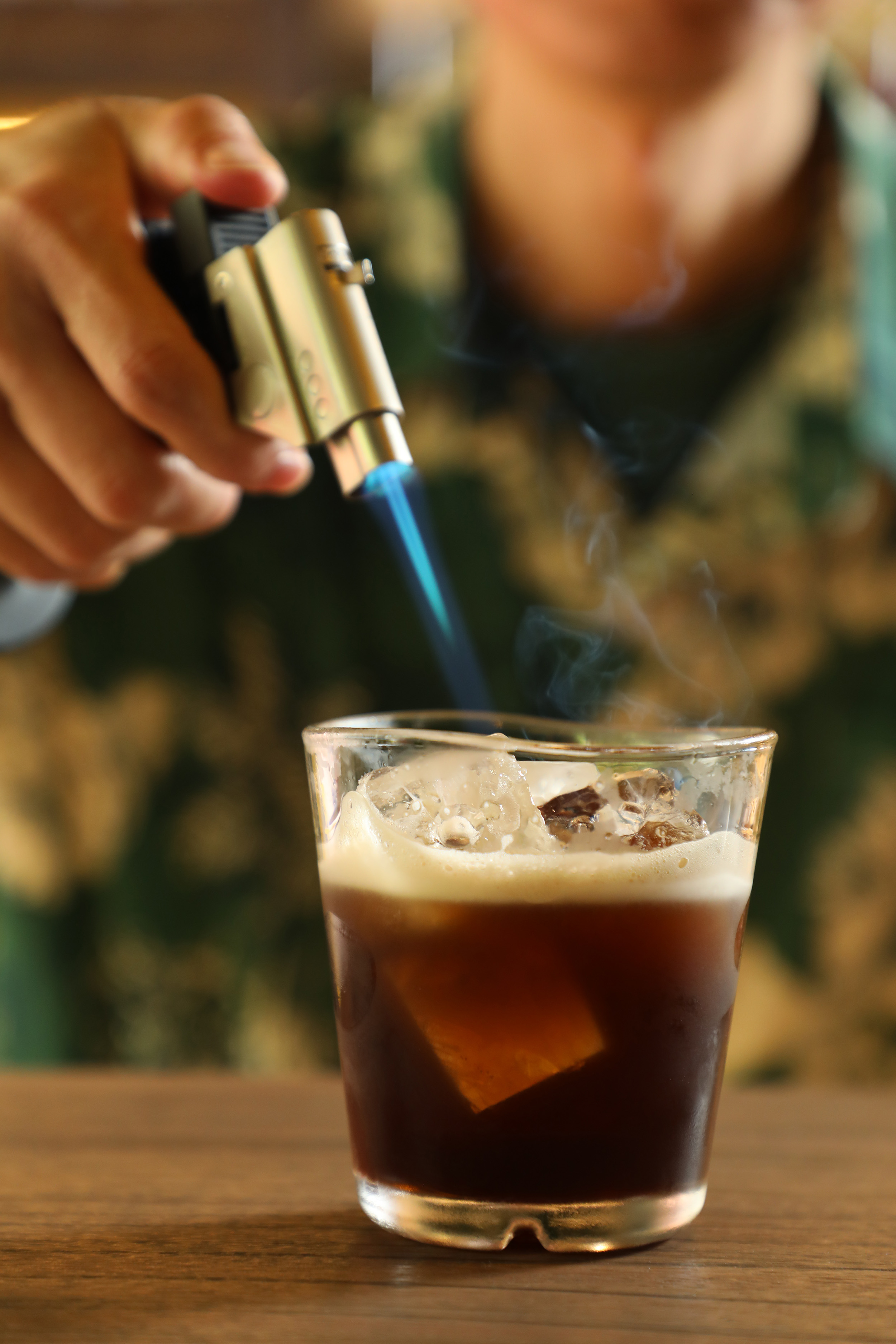「Tommy's Margarita」以薰衣草的煙燻味作為點綴。(380元/杯) 酒吧室內空間保留了老眷舍的地板,並融入摩登元素,希望打造成眷村裡的客廳。