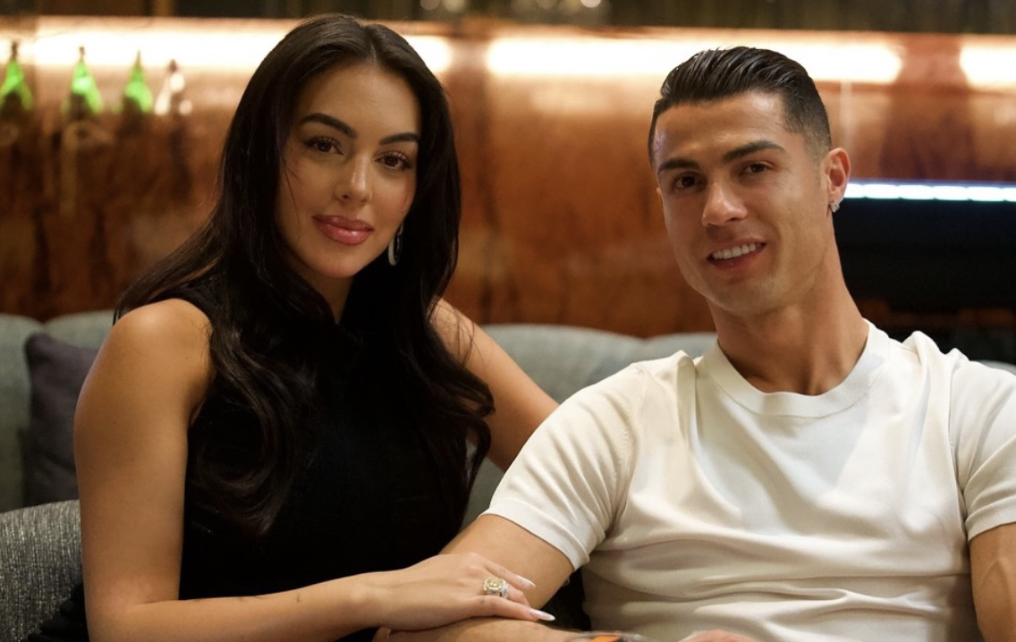 葡萄牙足球巨星C羅和愛情長跑8年的女友訂婚。（翻攝自IG）