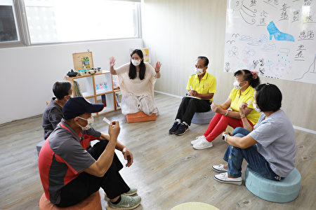 多名嘉義縣衛生局社安網基層訪員向本刊投訴，表示遭直屬主管以拍桌咆哮、嘲諷刁難等方式霸凌。圖為訪員輔導民眾示意圖。（嘉義縣衛生局提供）