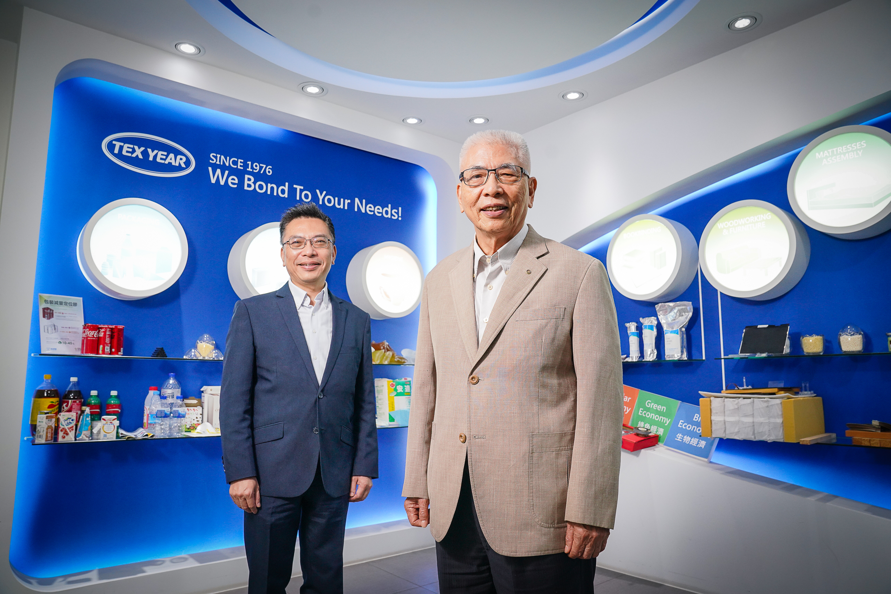 蕭錦聰（右）48年前創立德淵，生產3秒膠、熱熔膠等接著劑，兒子蕭向志（左）4年前接任董座。