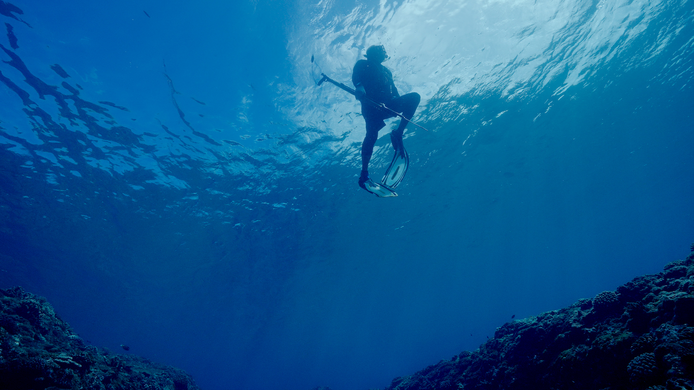 夏曼・藍波安返鄉後學習潛水捕魚的傳統技能，讓身體日常勞動成為創作基石。（目宿媒體提供）