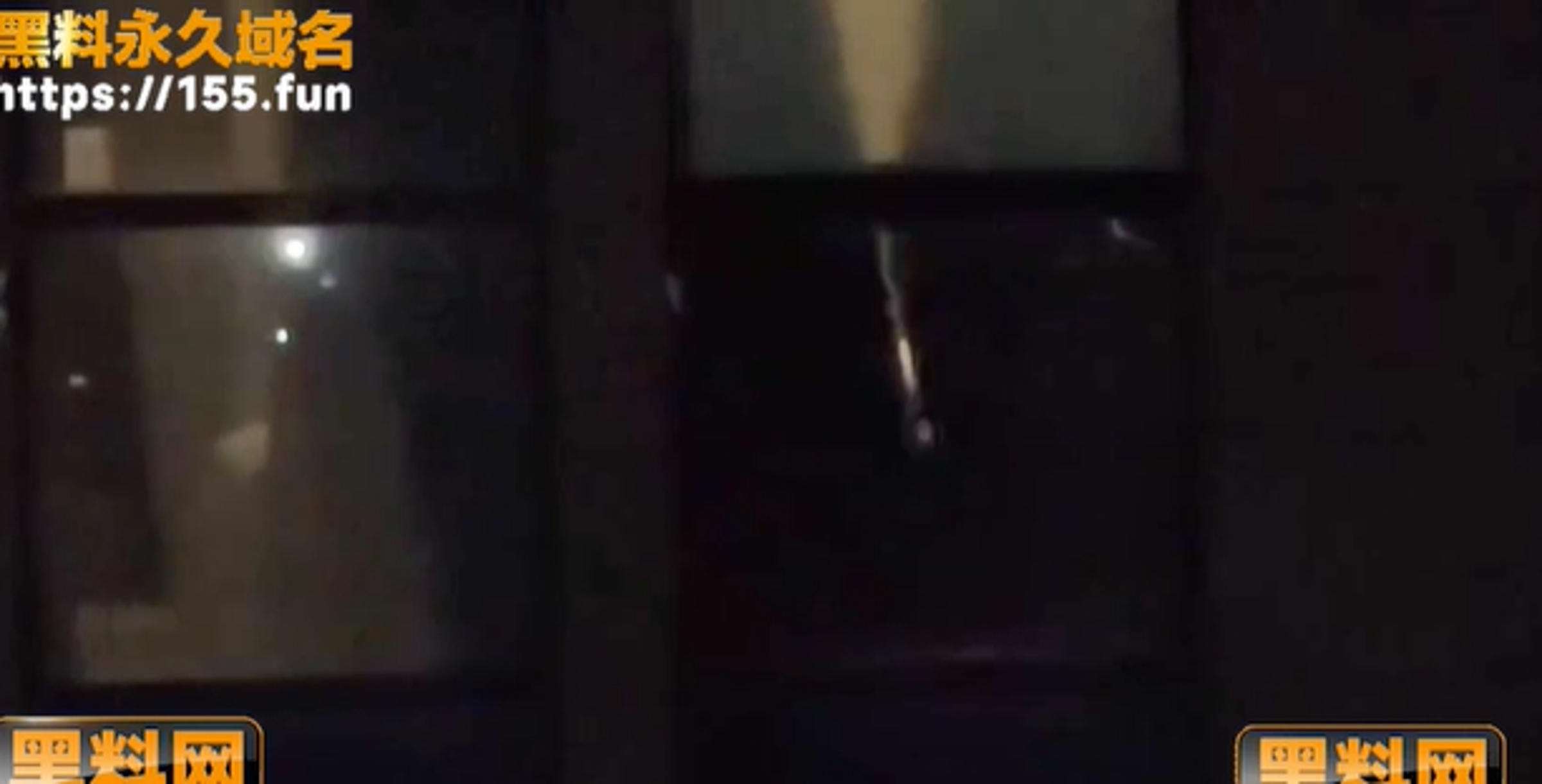 最後兩人終於發現,於是拉上窗簾。(翻自《黑料網》)