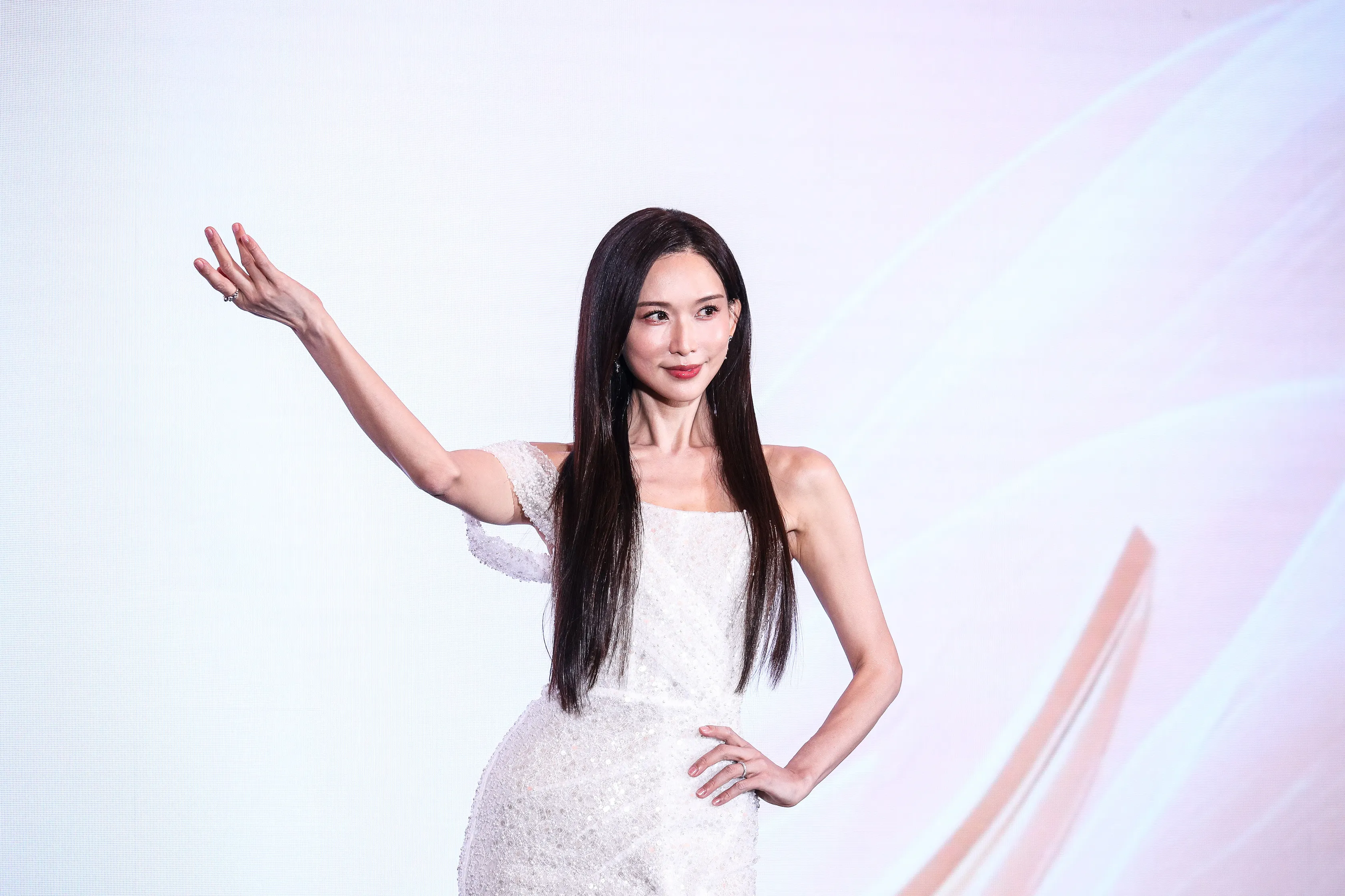 偶像丟包現形記／林志玲重妝上陣救顏面　隋棠白光罩頂喔買尬