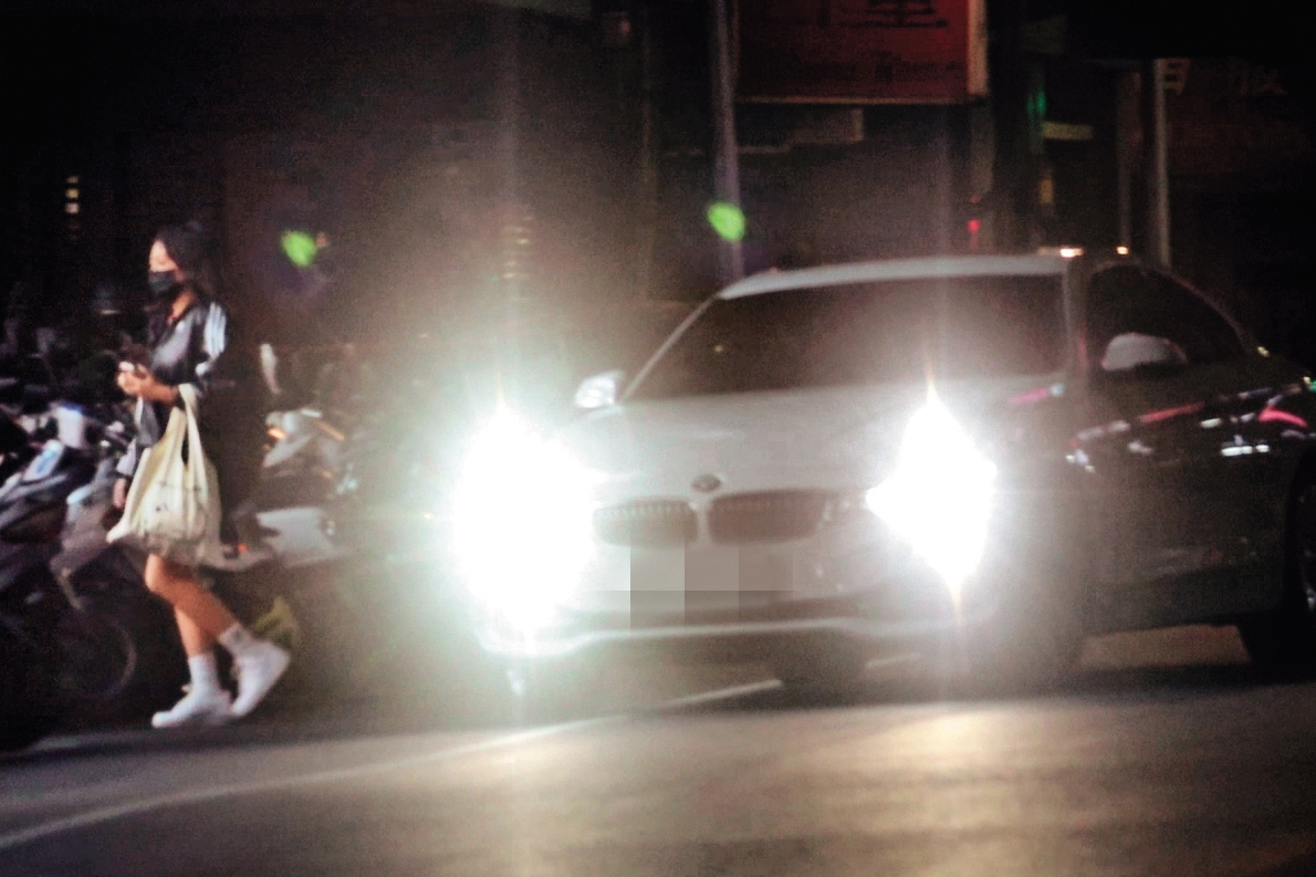 21：21，江大成將熊霓載至租屋處附近，放她下車，並沒跟著上樓。