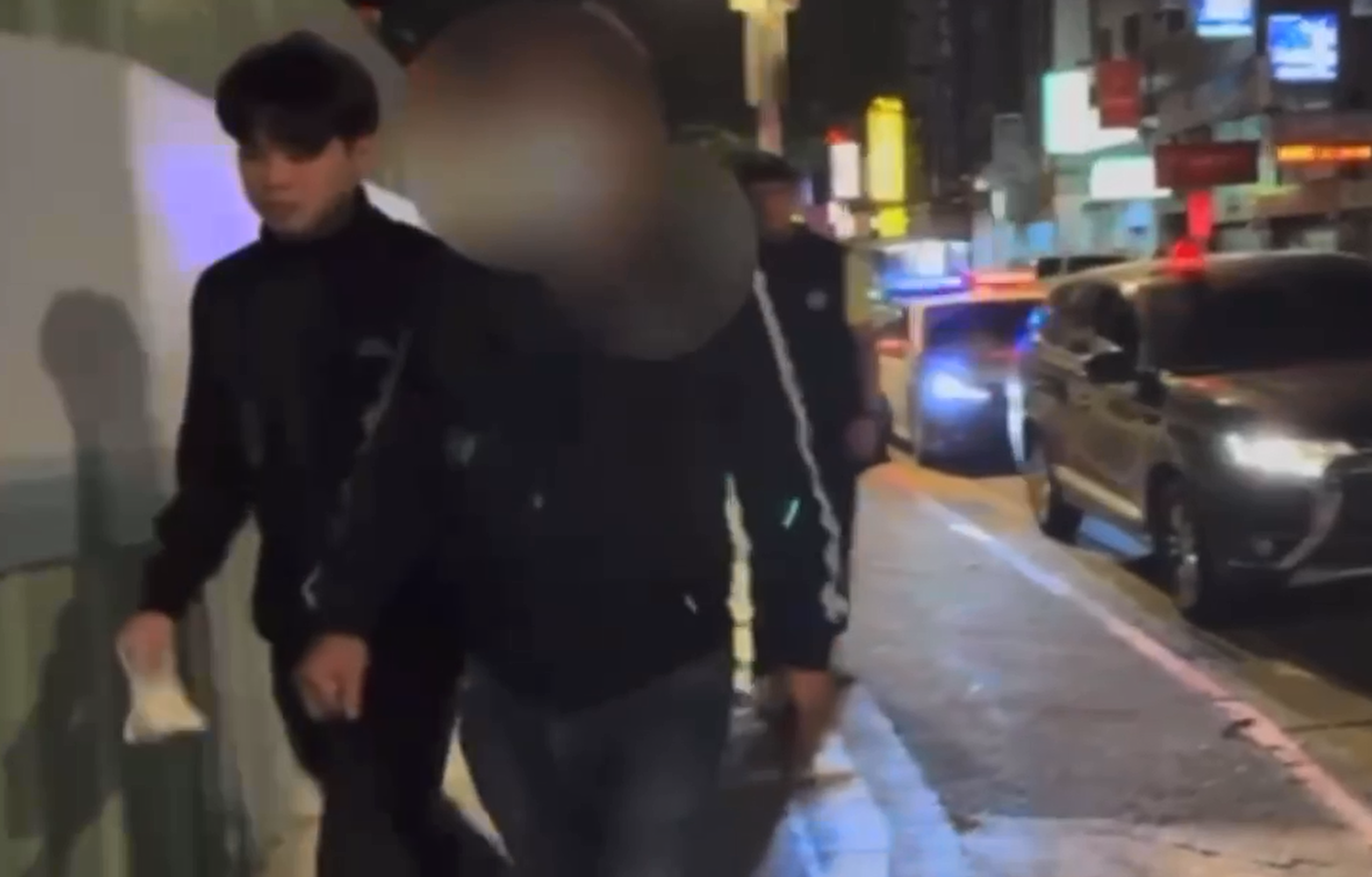 警方逮捕涉案4名鬧事男子, 訊後依聚眾鬥毆罪嫌移送偵辦。(翻攝畫面)