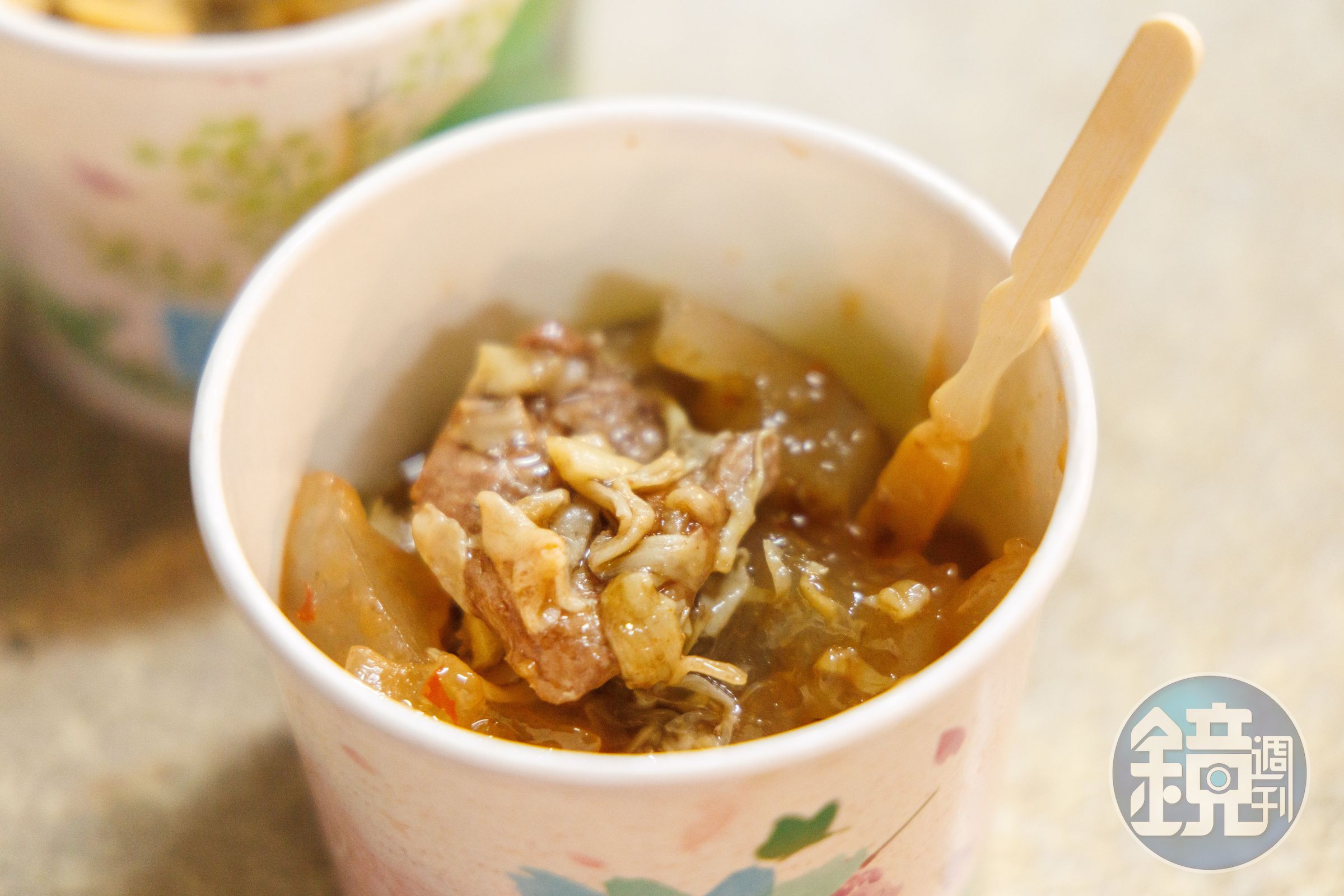 「肉圓」軟嫩的外皮包裹豐富內餡，是春美的特色。（40元／碗）