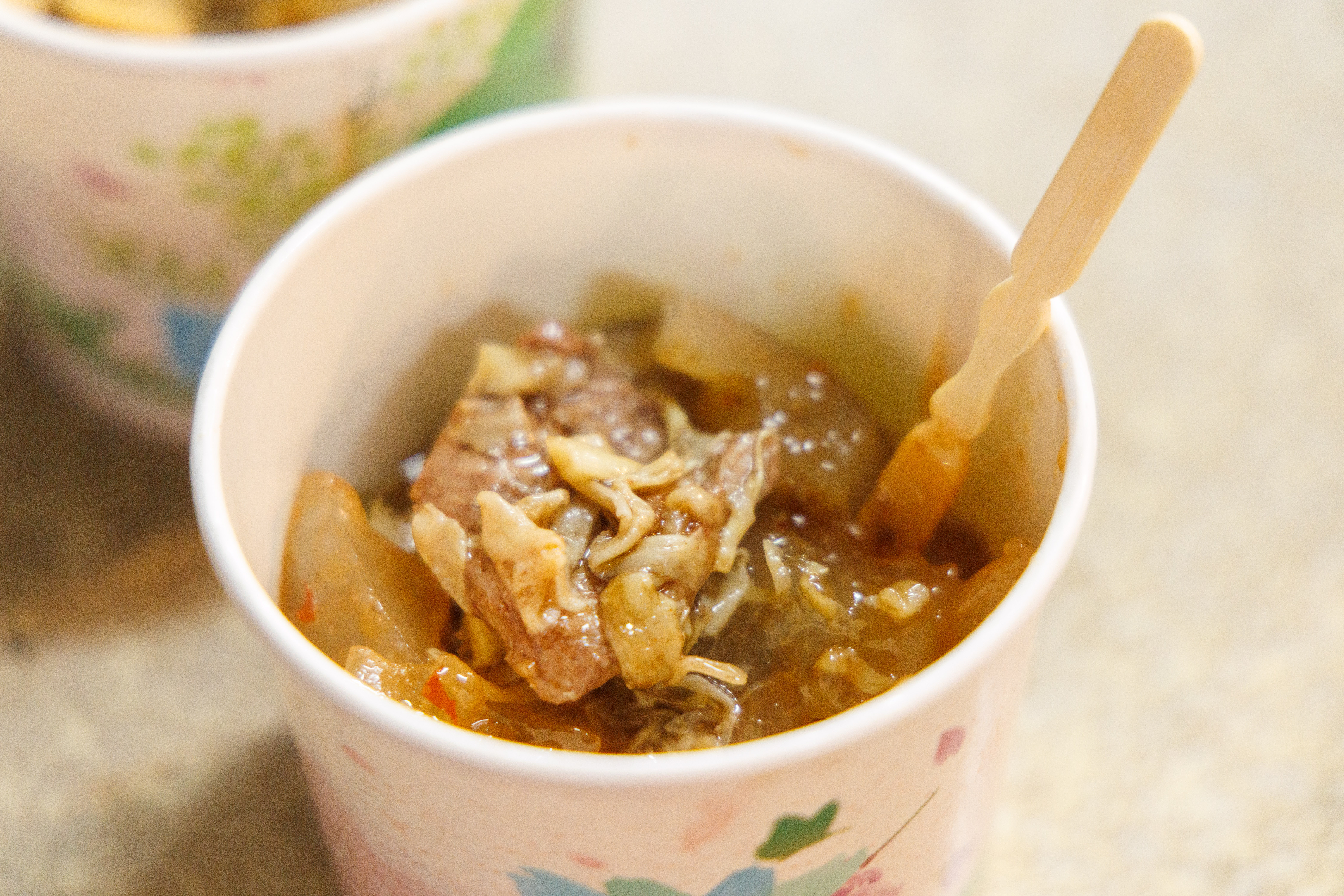 「肉圓」軟嫩的外皮包裹豐富內餡，是春美的特色。（40元／碗）