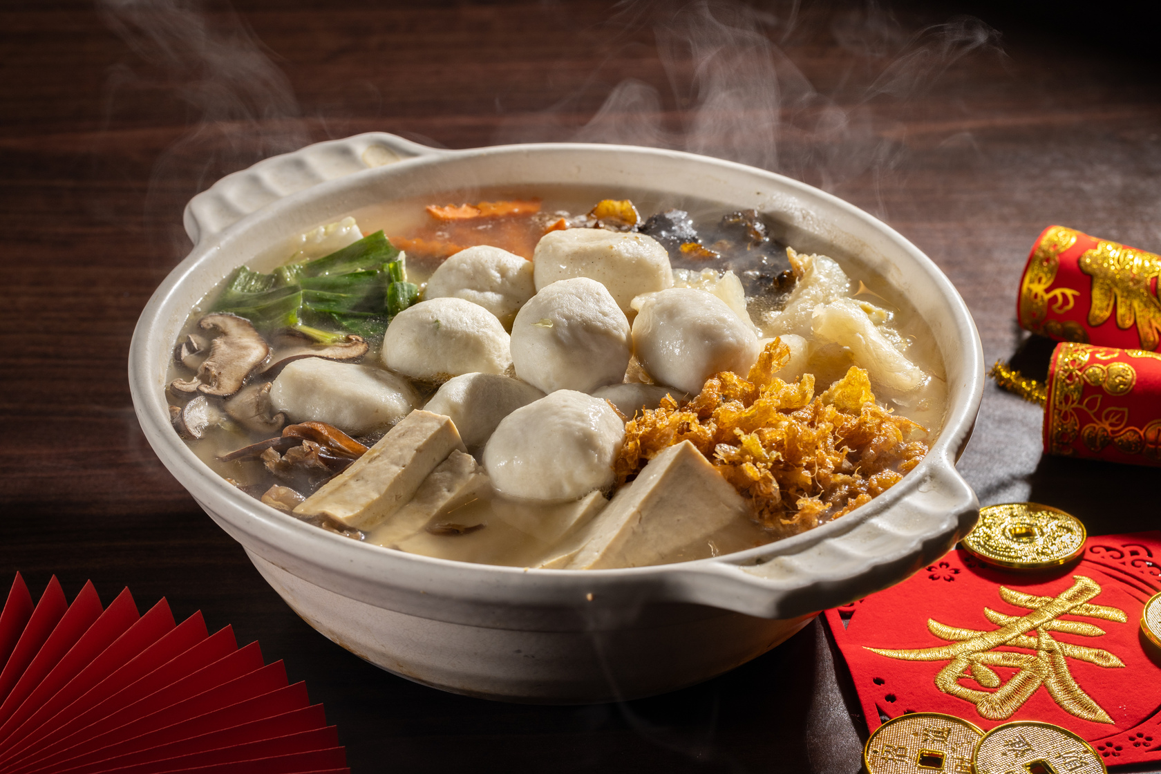 「福州魚丸湯」是福州人喜宴團圓酒席中必吃的一道菜。（650元／鍋）