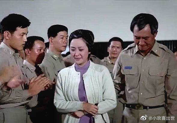 甄珍與柯俊雄主演的《黃埔軍魂》，後方還可見到年輕的向華強。（翻攝自微博）