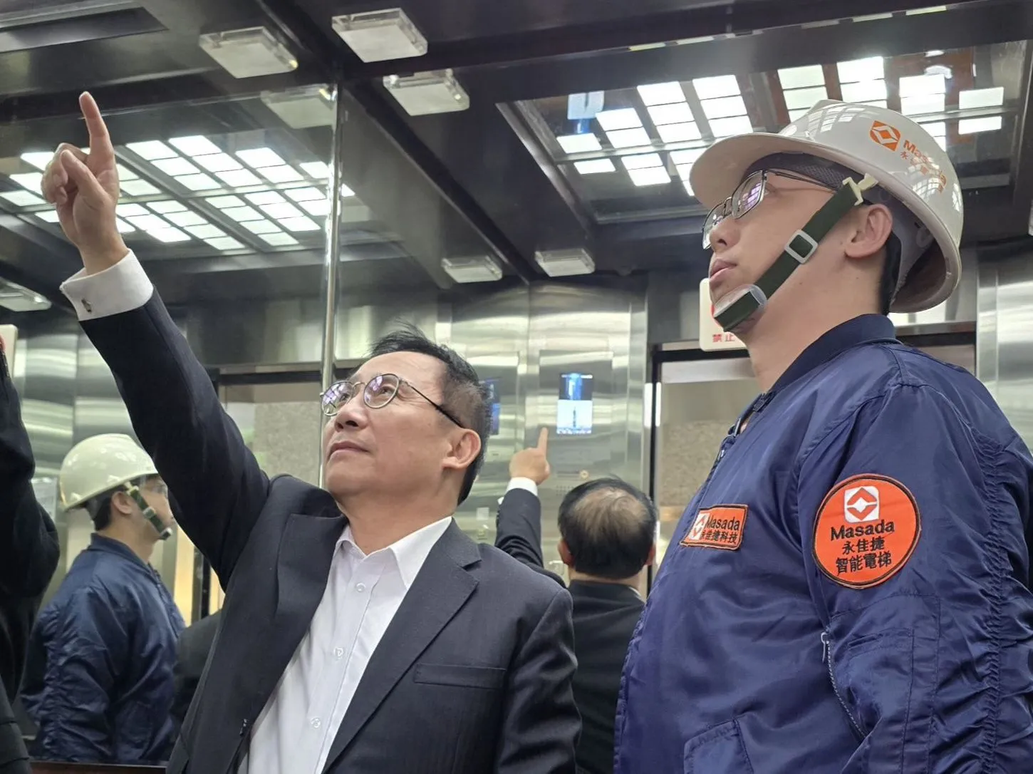 永佳捷電梯董事長許作名表示，為了持續搶攻電梯維保與汰改市場，公司祭出高額獎金招募有經驗的維保專業技師與業務推廣人才。（永佳捷電梯提供）