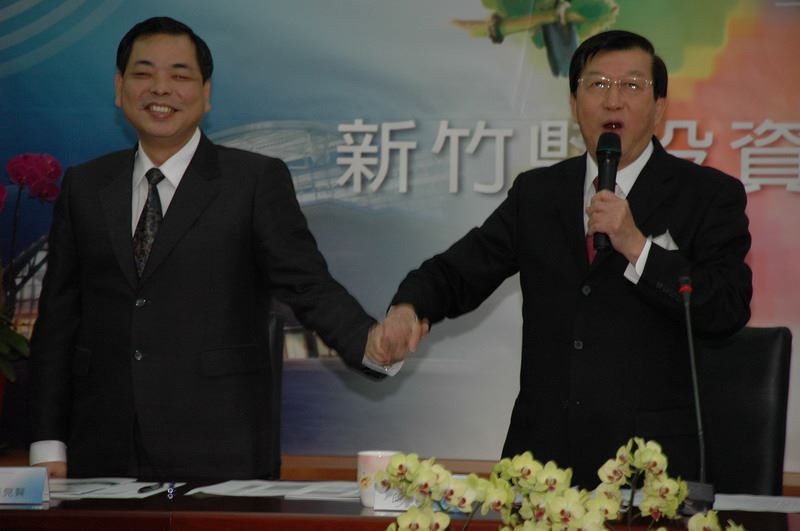 陳見賢擔任副議長期間，與新竹縣前縣長邱鏡淳共同招商引資。（圖／新竹縣政府行政處資料照片）
