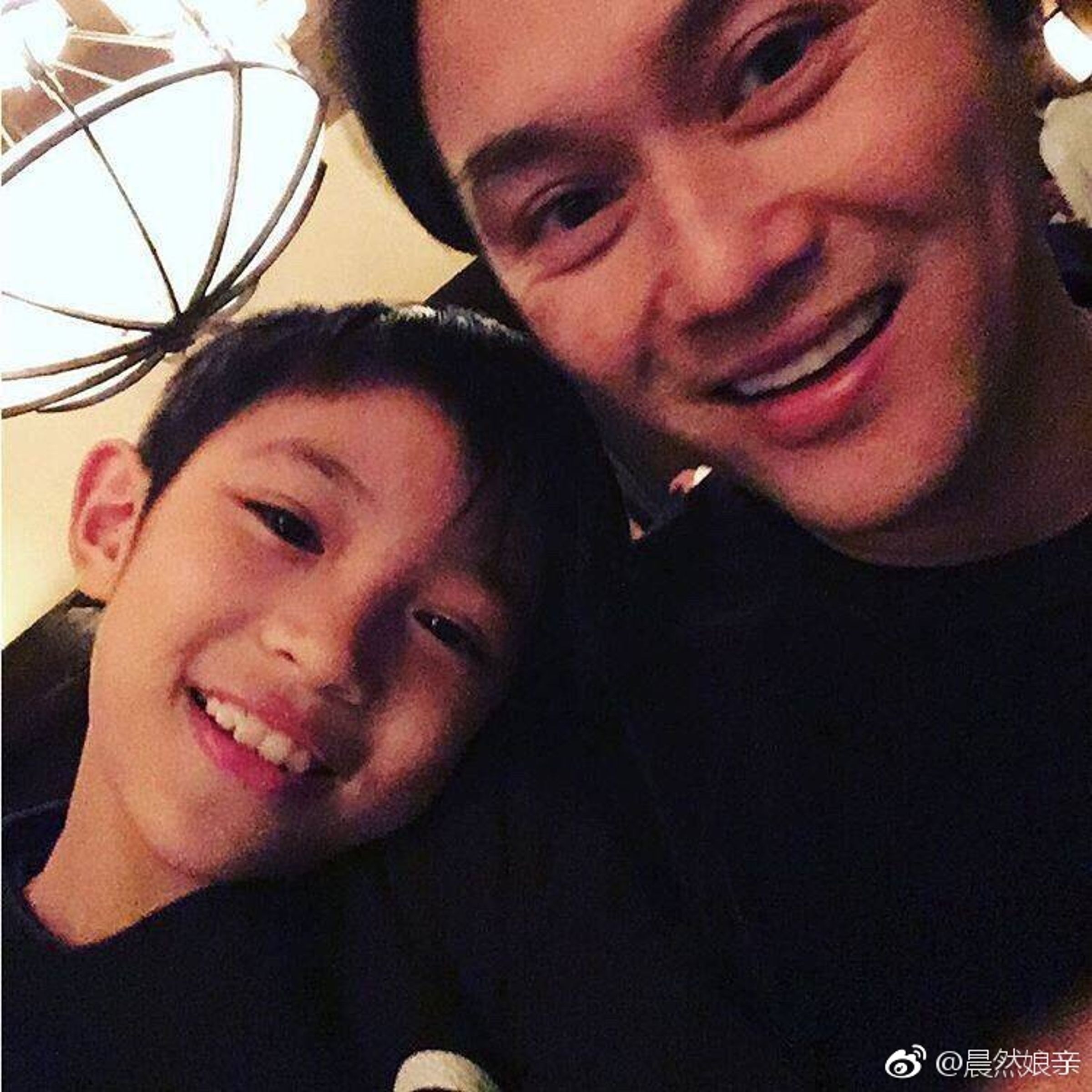 張慕童小時候活潑可愛,長大後變得害羞安靜。(張智霖微博)