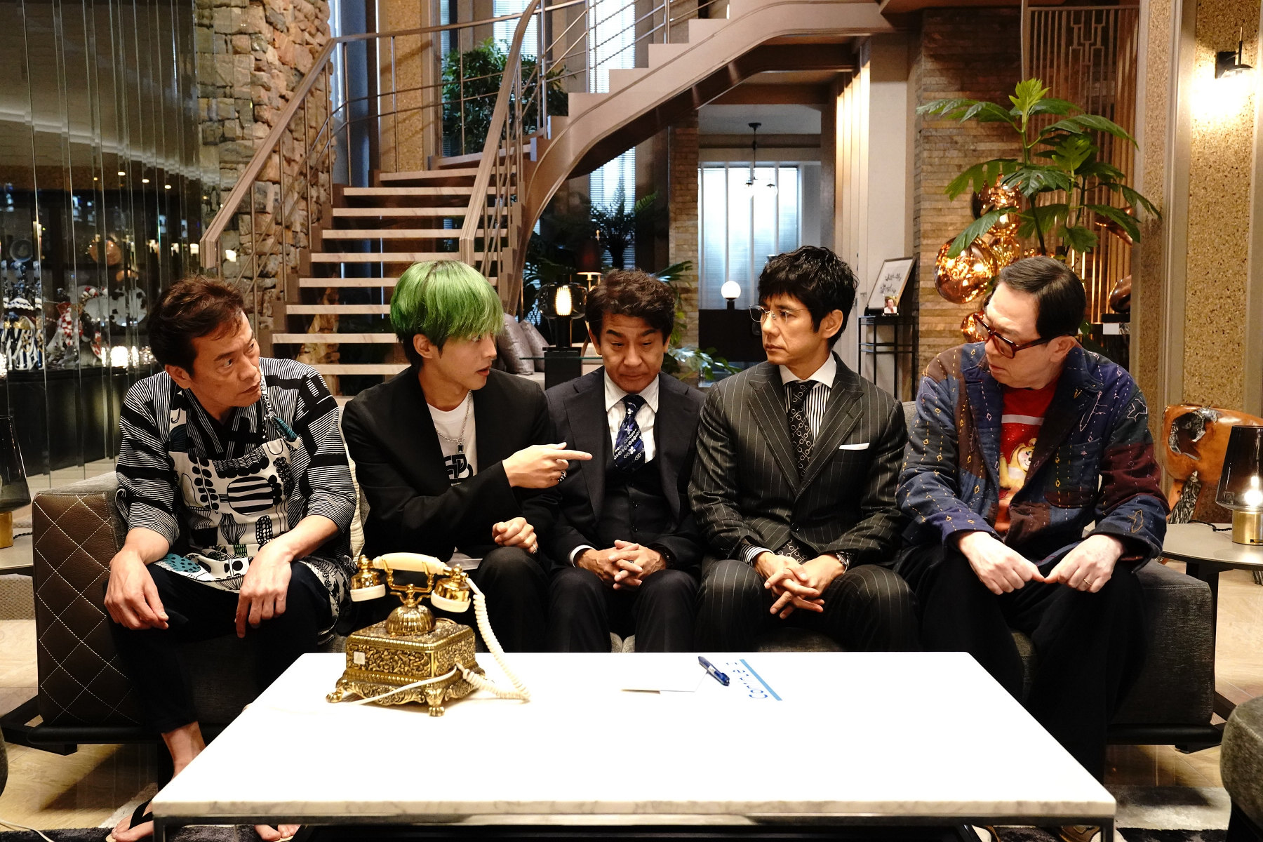  《消失的豪門妻》集結遠藤憲一（左起）、松坂桃李、小林隆、西島秀俊和坂東彌十郎共同演出女主角的歷任丈夫。 （采昌國際提供） 