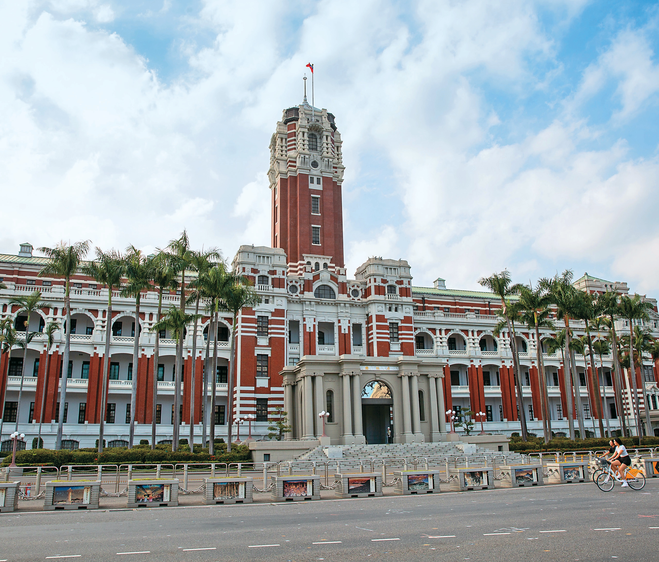 1919年落成的總統府為華麗氣派的辰野式風格代表。