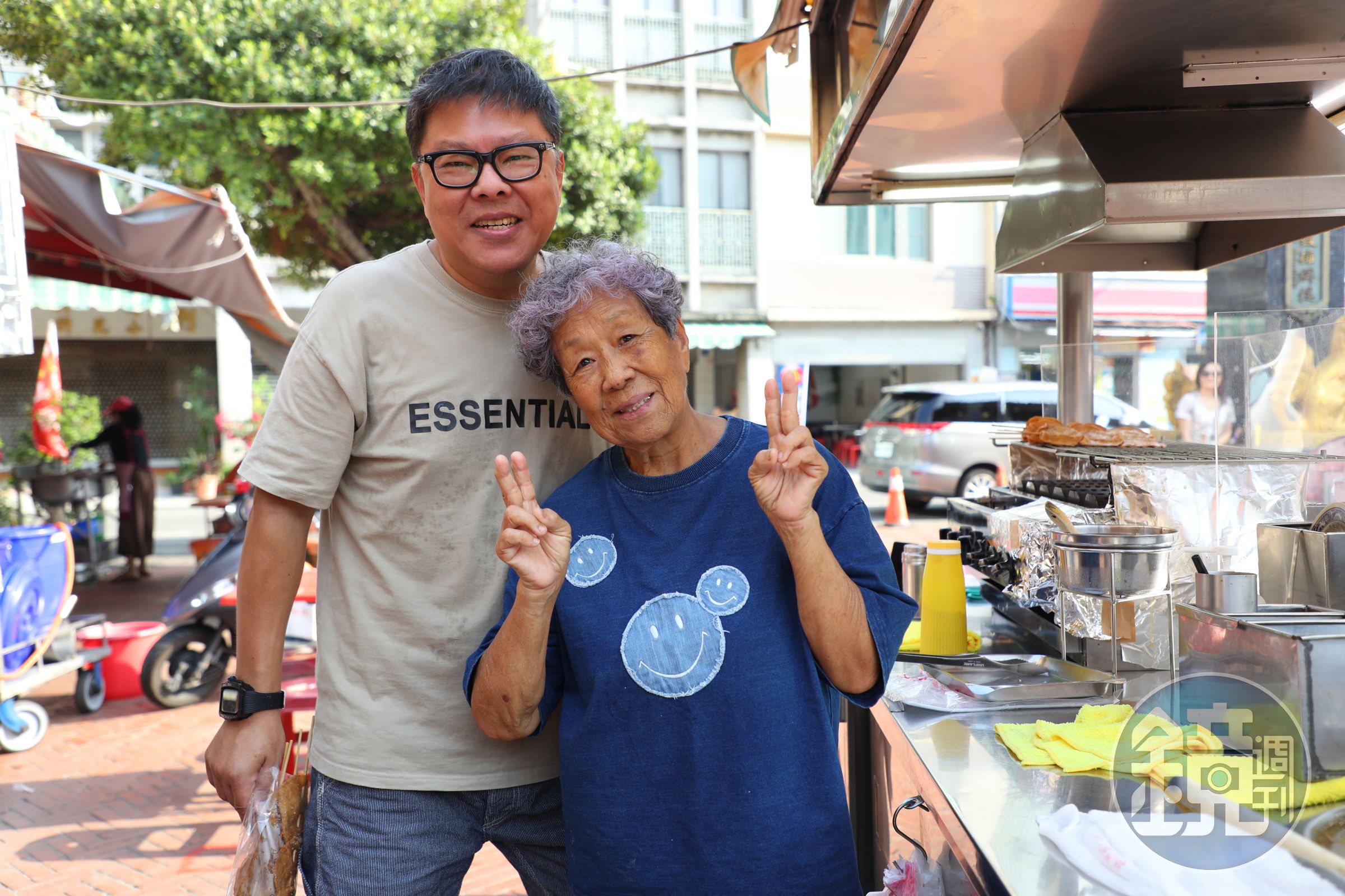 本在台北工作的董育騰(左)現在回家鄉與媽媽阿蘭(右)一同經營小攤,母子倆一個調麵線焿,一個烤黑輪,合作無間。