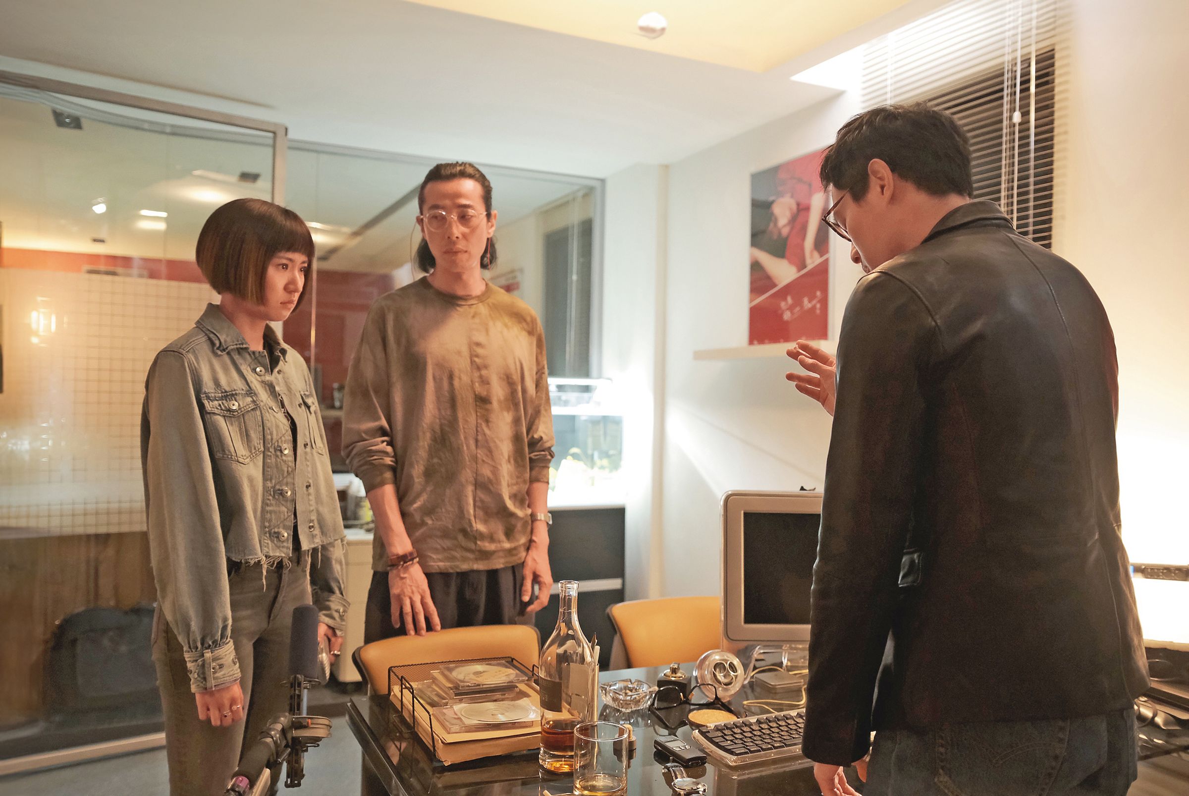《接招吧!製作人》中9m88(左)誤打誤撞成為楊祐寧(右)助理,馬念先(中)則為工作室的專屬錄音師。(壹壹影業提供)