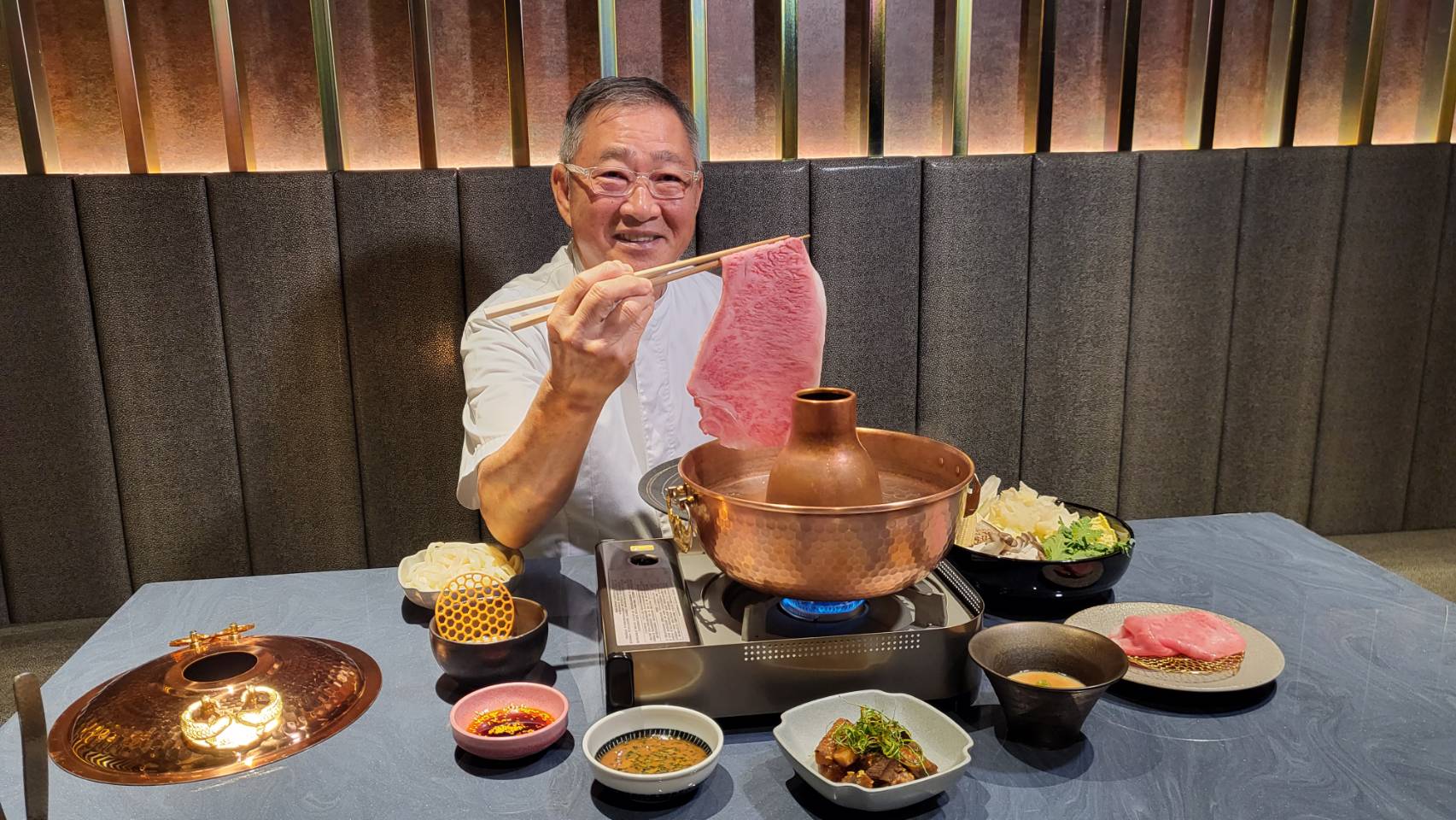牛排教父鄧有癸推出和牛涮涮鍋，從肉品、湯頭到鍋具，樣樣都講究。（WAGYU CLUB提供）