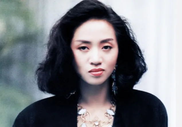梅艷芳骨灰失蹤3個月…親哥遭懷疑是小偷　追思會「跪地哭喊」：那是我親妹妹啊！