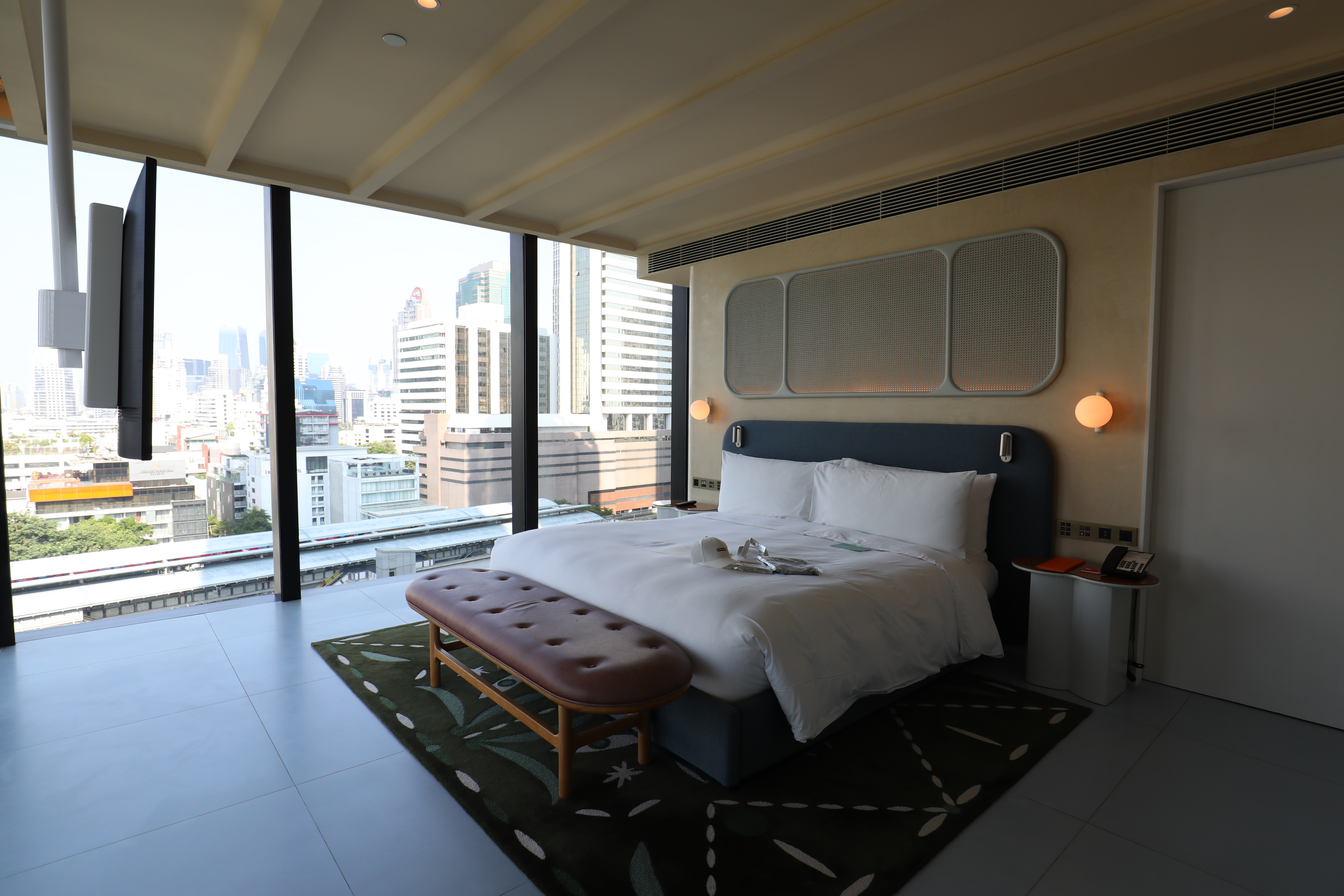 Balcony Suite的臥室被L型落地窗圍繞，躺在床上也能欣賞曼谷街景。