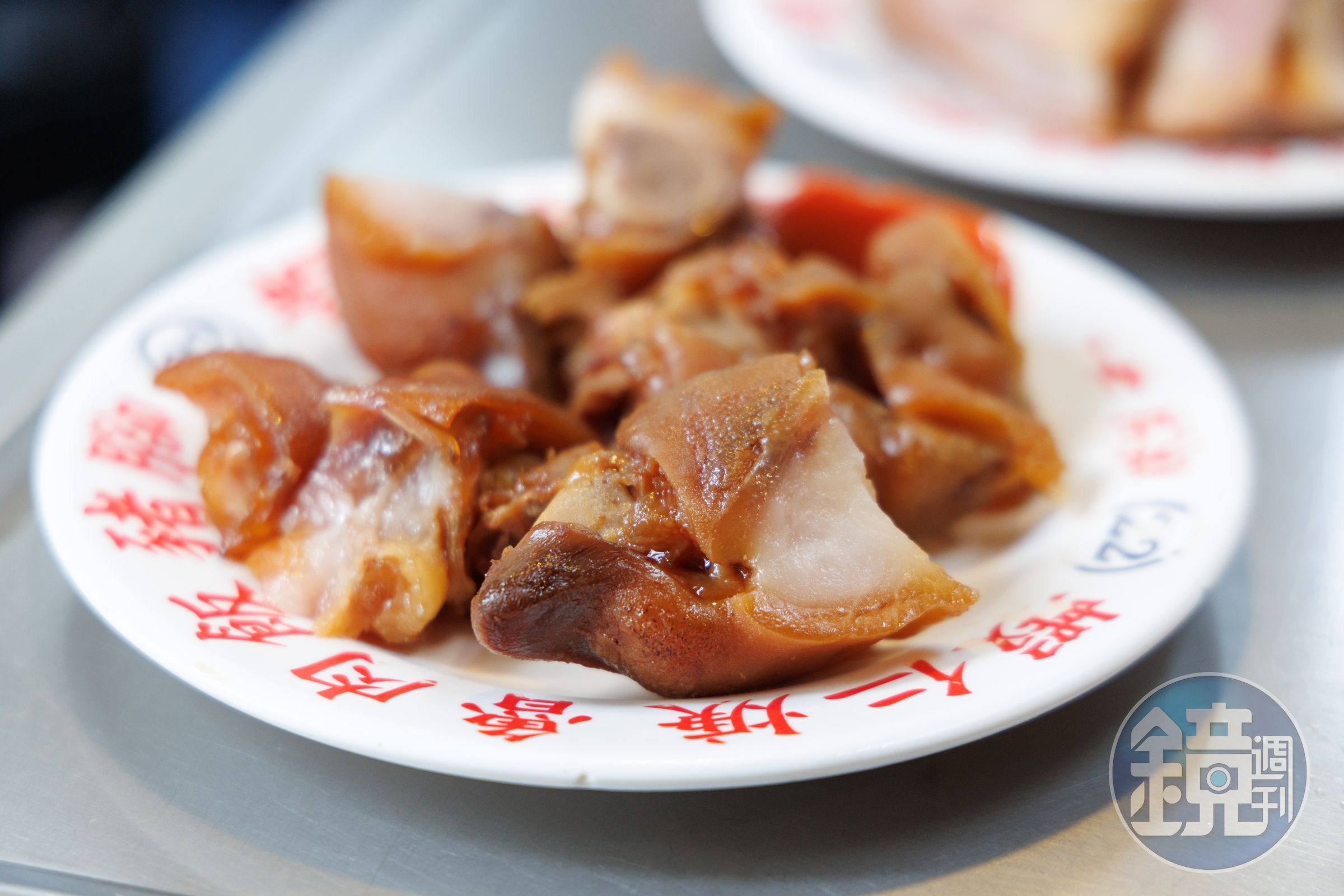 我老婆最愛啃豬腳蹄尖下圓圓的那一圈。（時價）