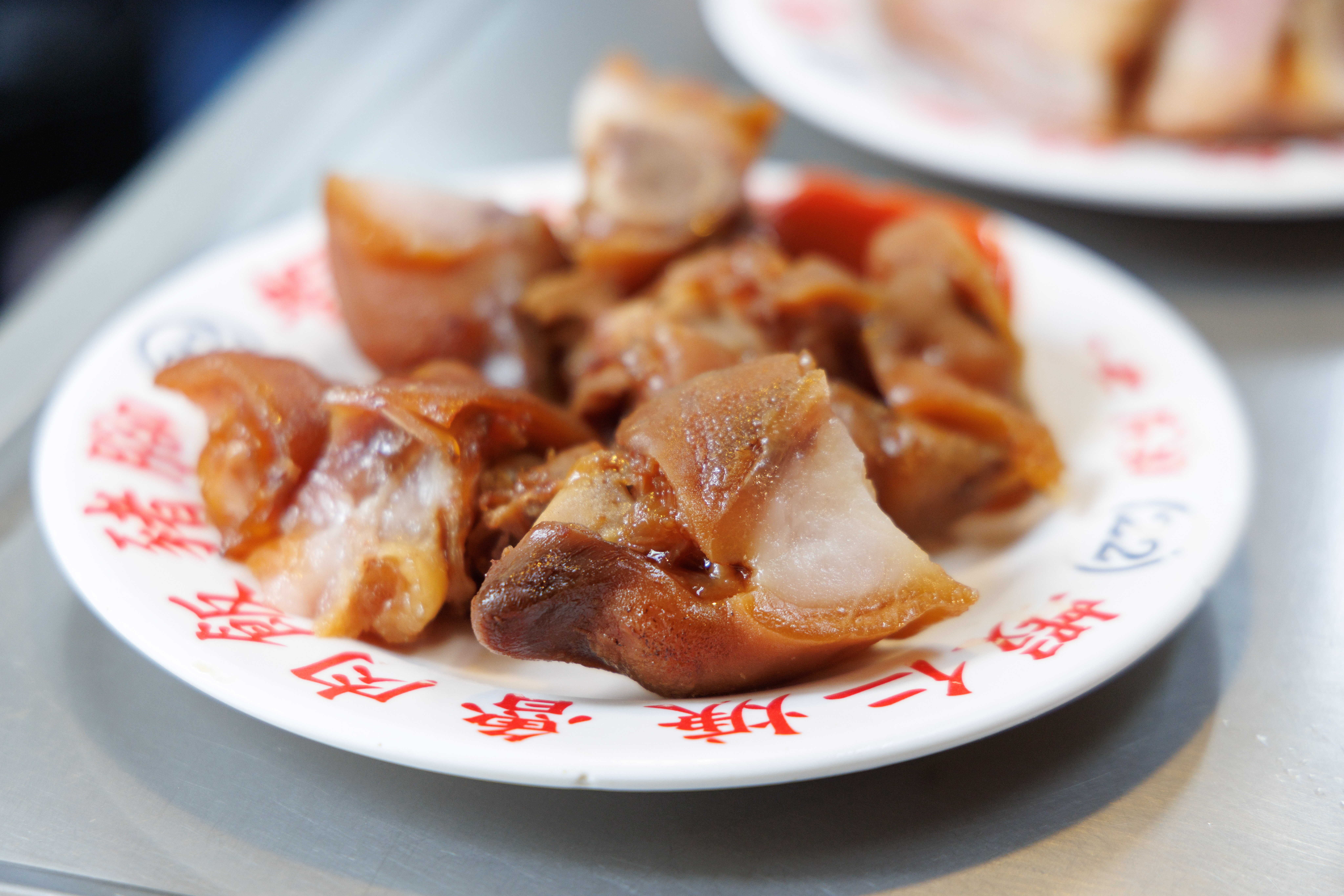 我老婆最愛啃豬腳蹄尖下圓圓的那一圈。（時價）