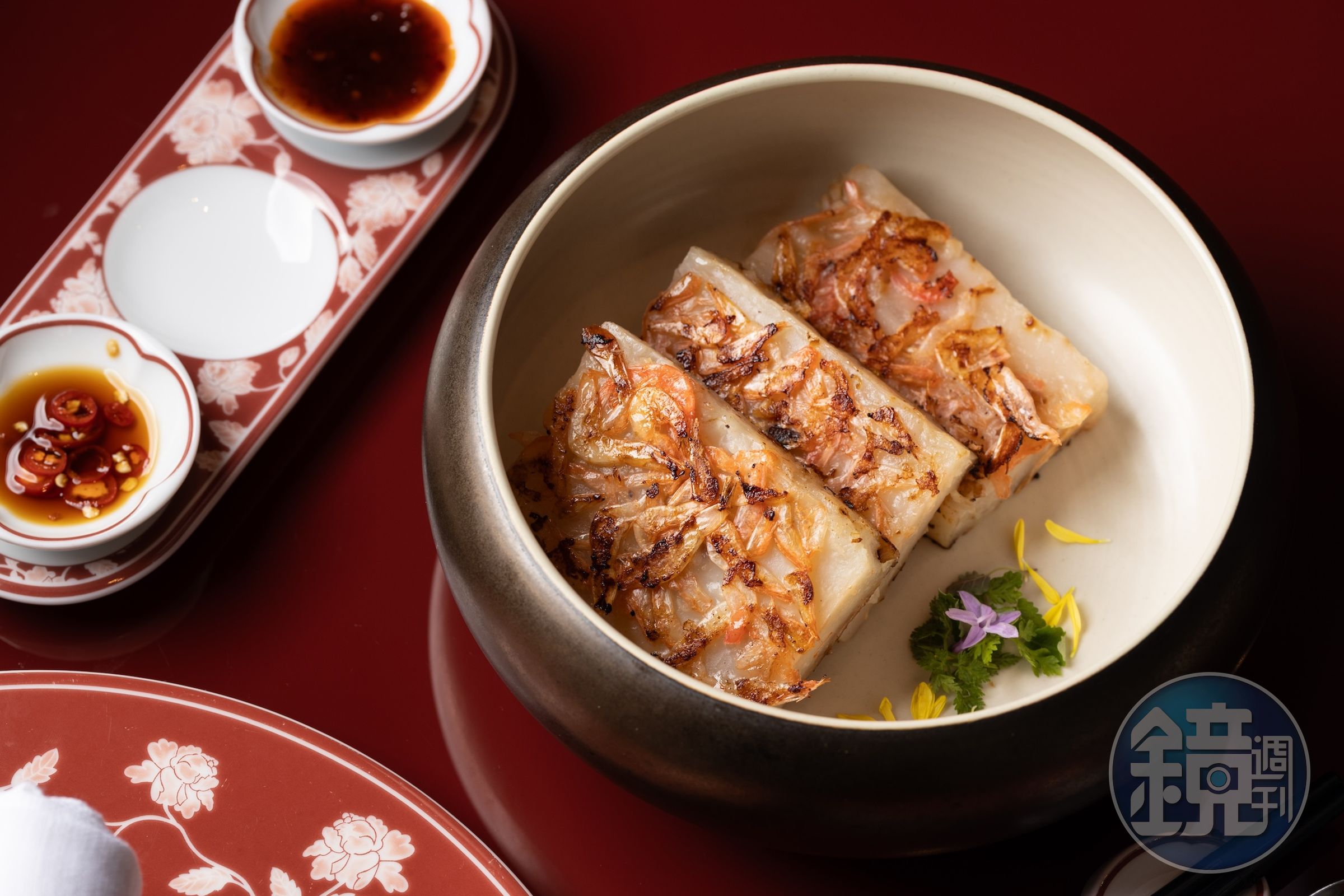 「香煎櫻花蝦蘿蔔糕」外層煎至金黃酥香，入口能同時感受櫻花蝦鮮香、蘿蔔清甜與米香。（480元／份）