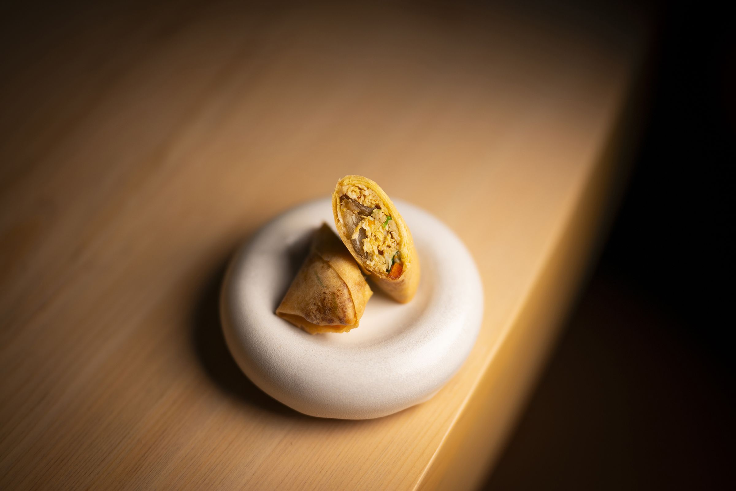 「大閘蟹x魚翅x春捲」熱燙入口，最能品出蟹肉魚翅的甘美。（すし謙提供）