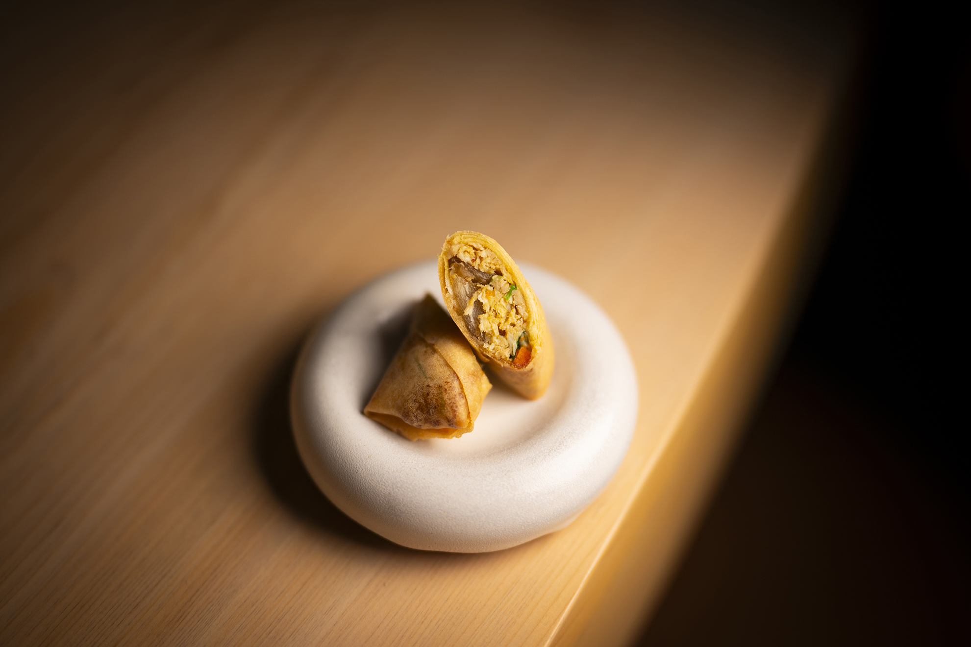 「大閘蟹x魚翅x春捲」熱燙入口,最能品出蟹肉魚翅的甘美。(すし謙提供)