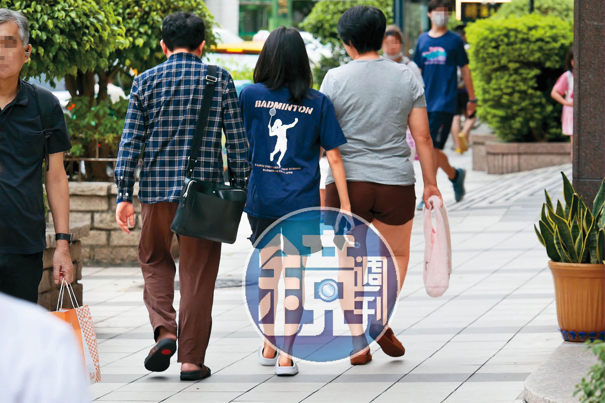6月22日17:39,江坤俊(左)沒跟護理師出入時,與老婆(右)、女兒(中)出遊,就是個好男人的模樣。