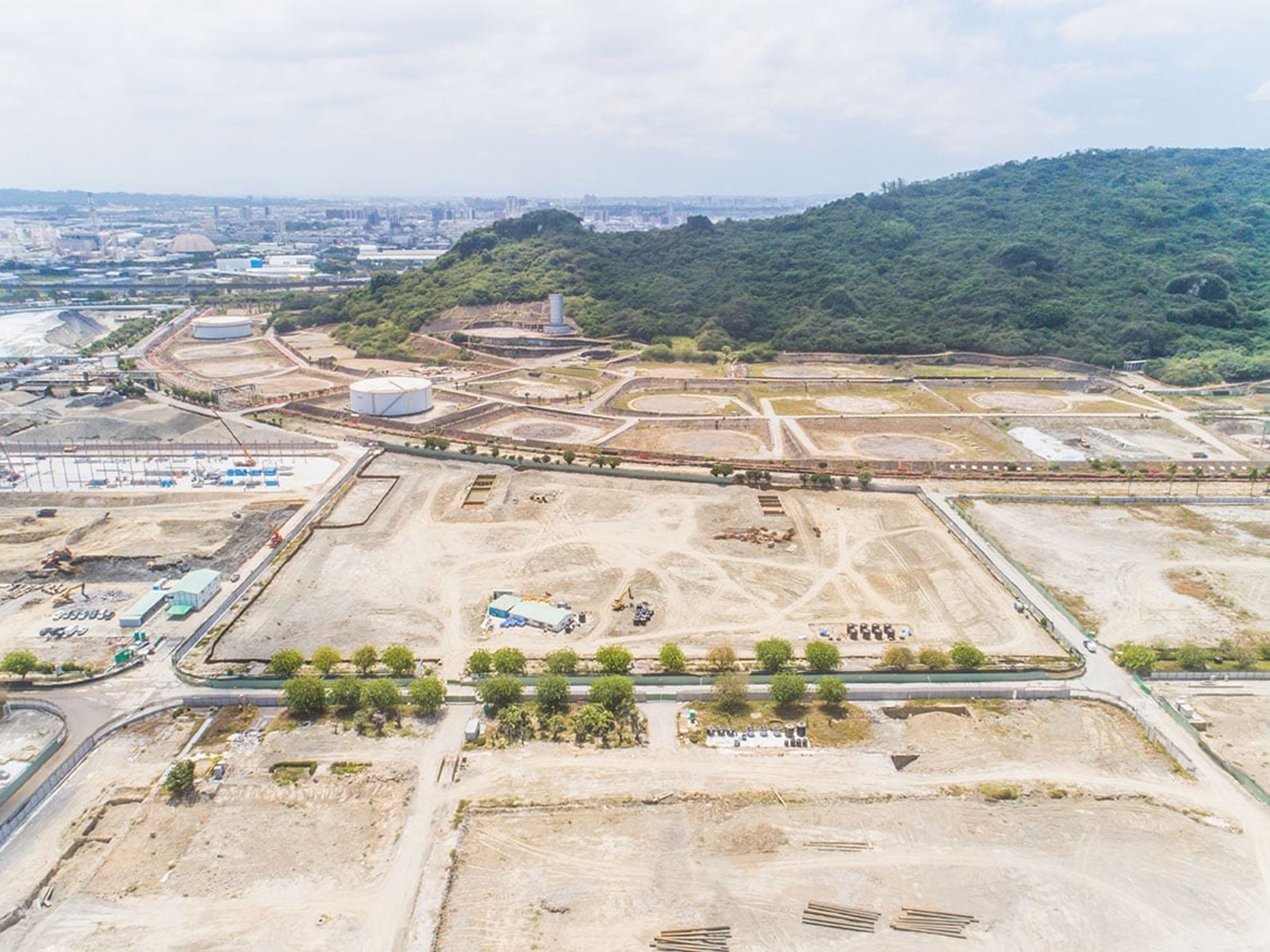 經濟部與高雄市政府攜手合作加速中油煉油廠土壤整治工程，希望藉此讓產業提早進駐設廠，並提早創造就業跟產值。（翻攝自aecom.com）