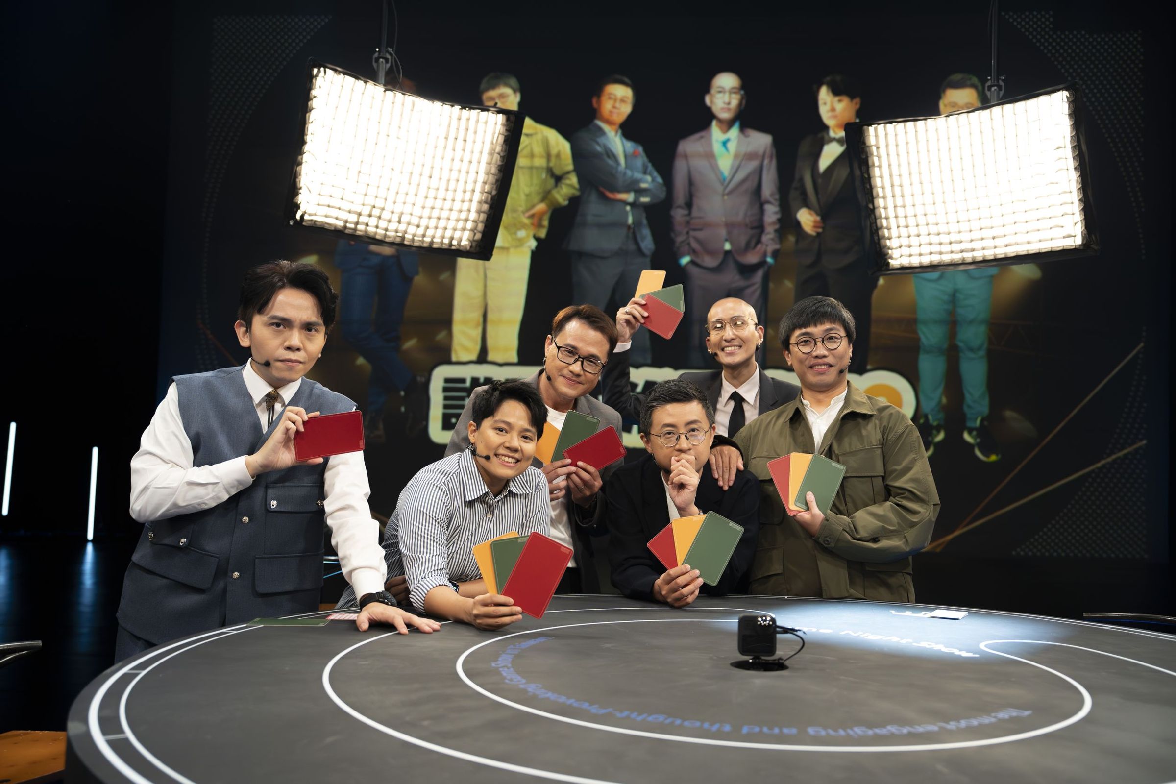 本週五《公視主題之夜SHOW》推出「政治正確王3」，邀集黃豪平(左起)、敏迪、陳信聰、呱吉、劉珞亦與李毅誠參加。（公視提供）