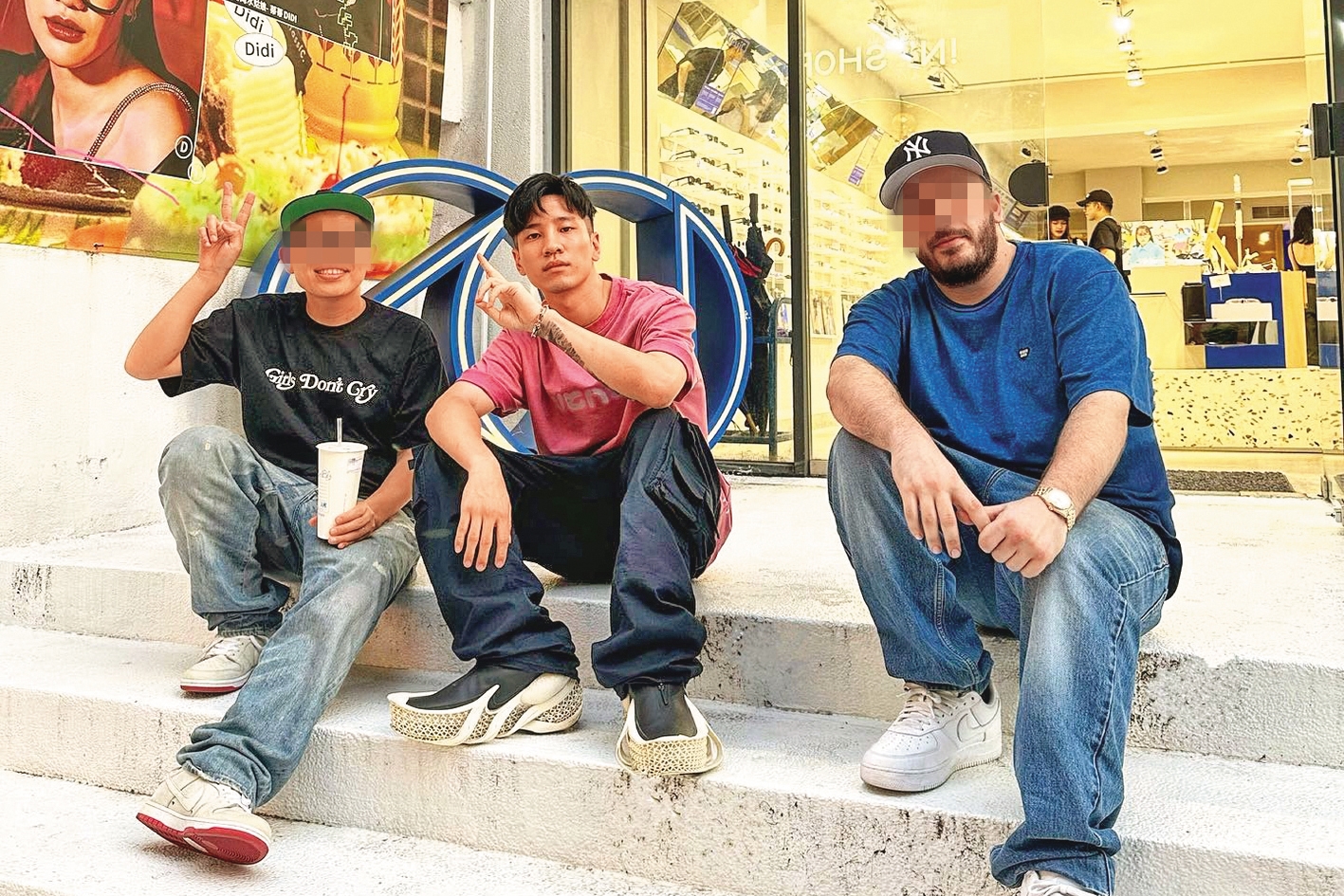 陳銳（中）經營眼鏡品牌有成，曾被形容是「屁孩變CEO」，5年前就已有營收破千萬元的新聞，現在事業愈做愈大。（翻攝自陳銳IG）