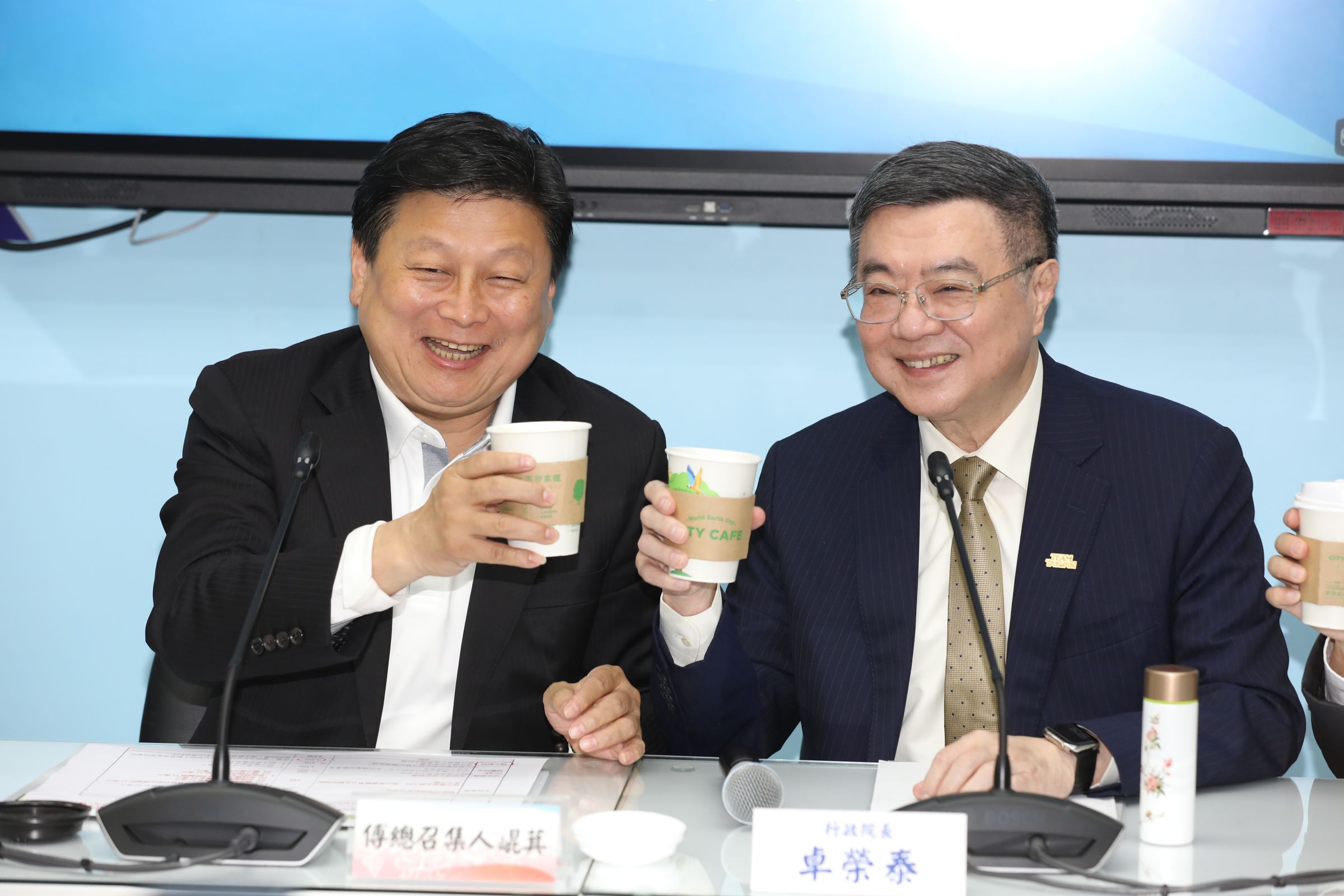 卓揆拜會國民黨團，爭取4,100億元特別預算。（鏡報新聞網）