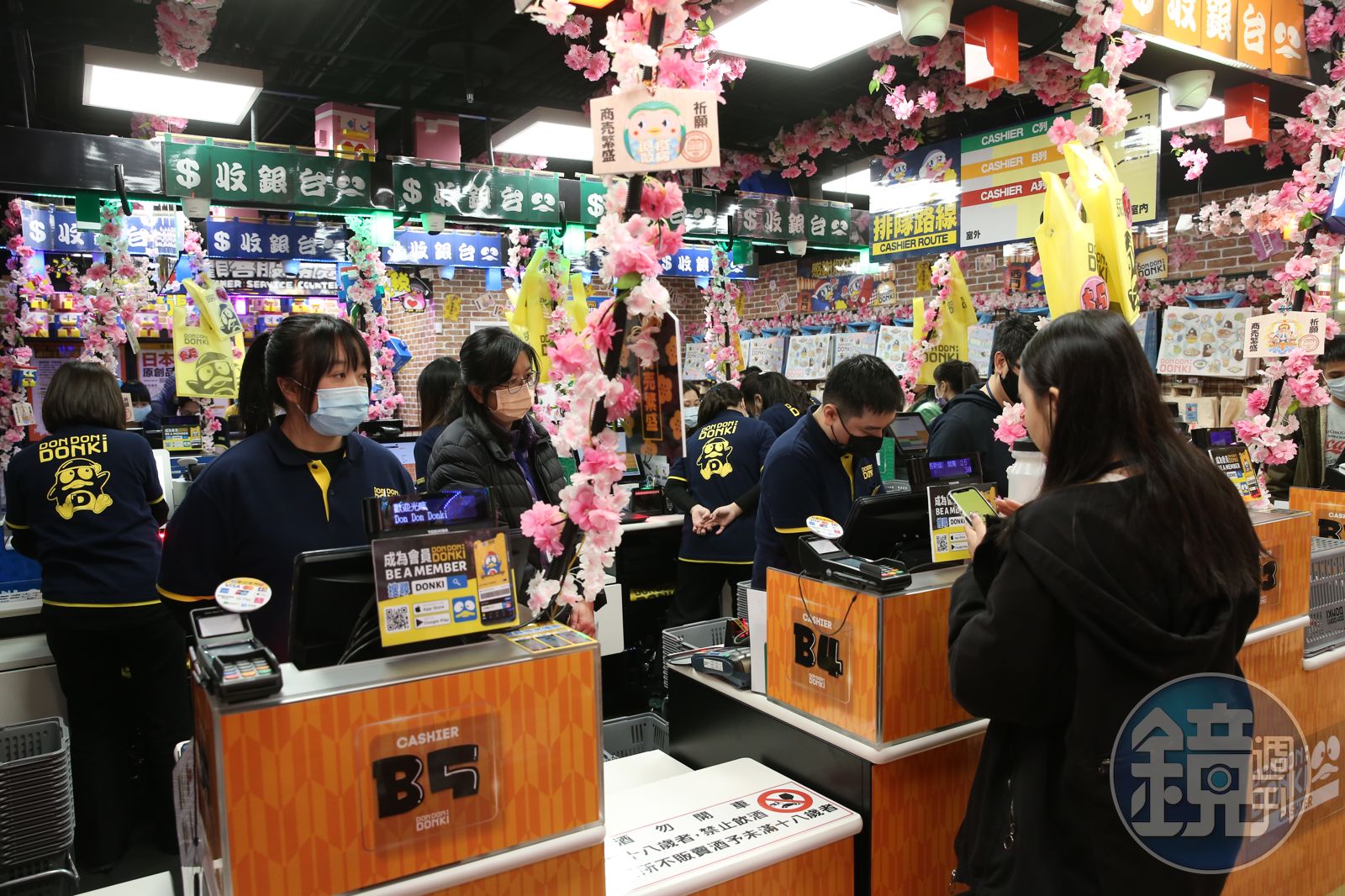 過年期間,服務業人員成為了最辛苦的群體之一。(本刊資料照)