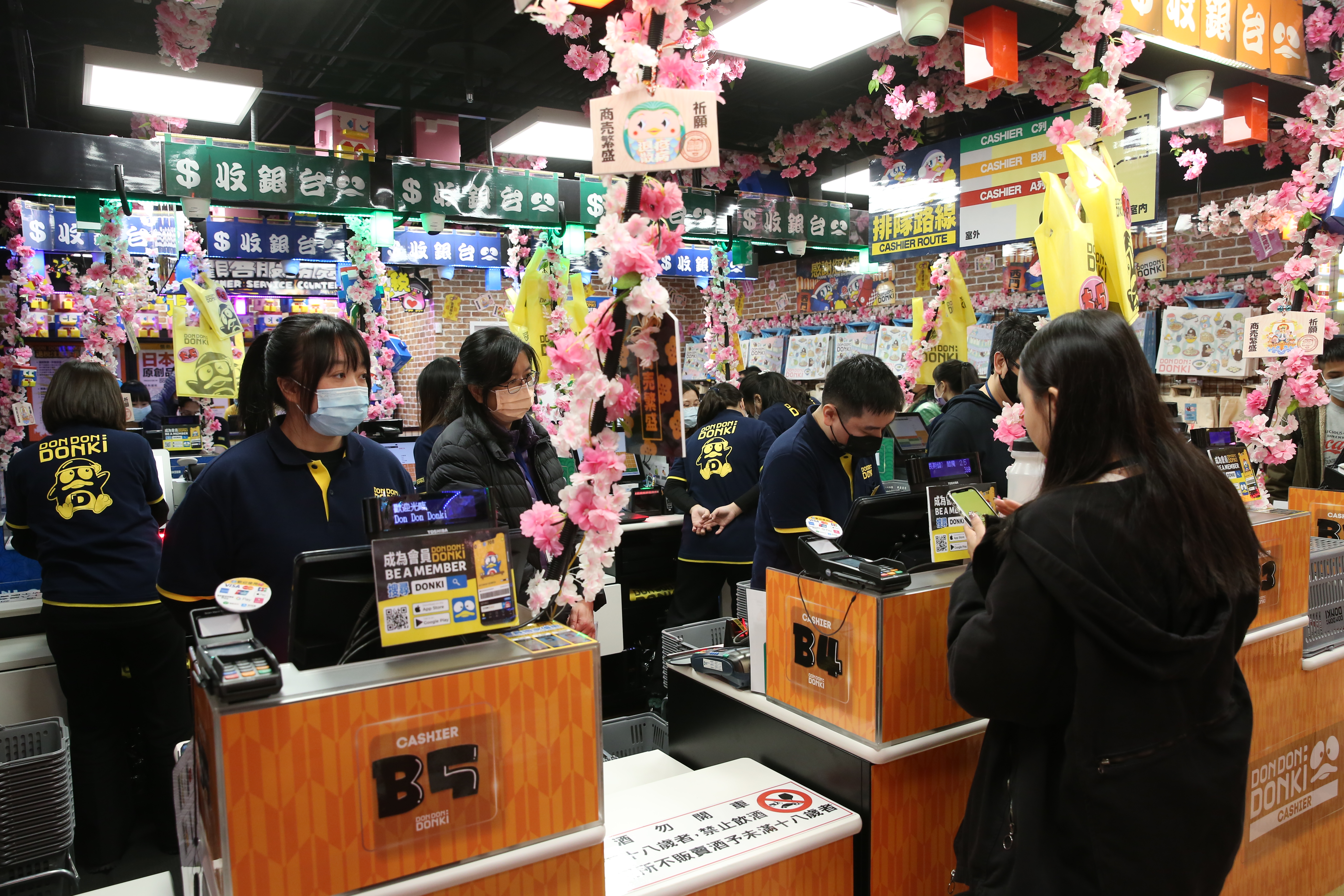 過年期間,服務業人員成為了最辛苦的群體之一。(本刊資料照)