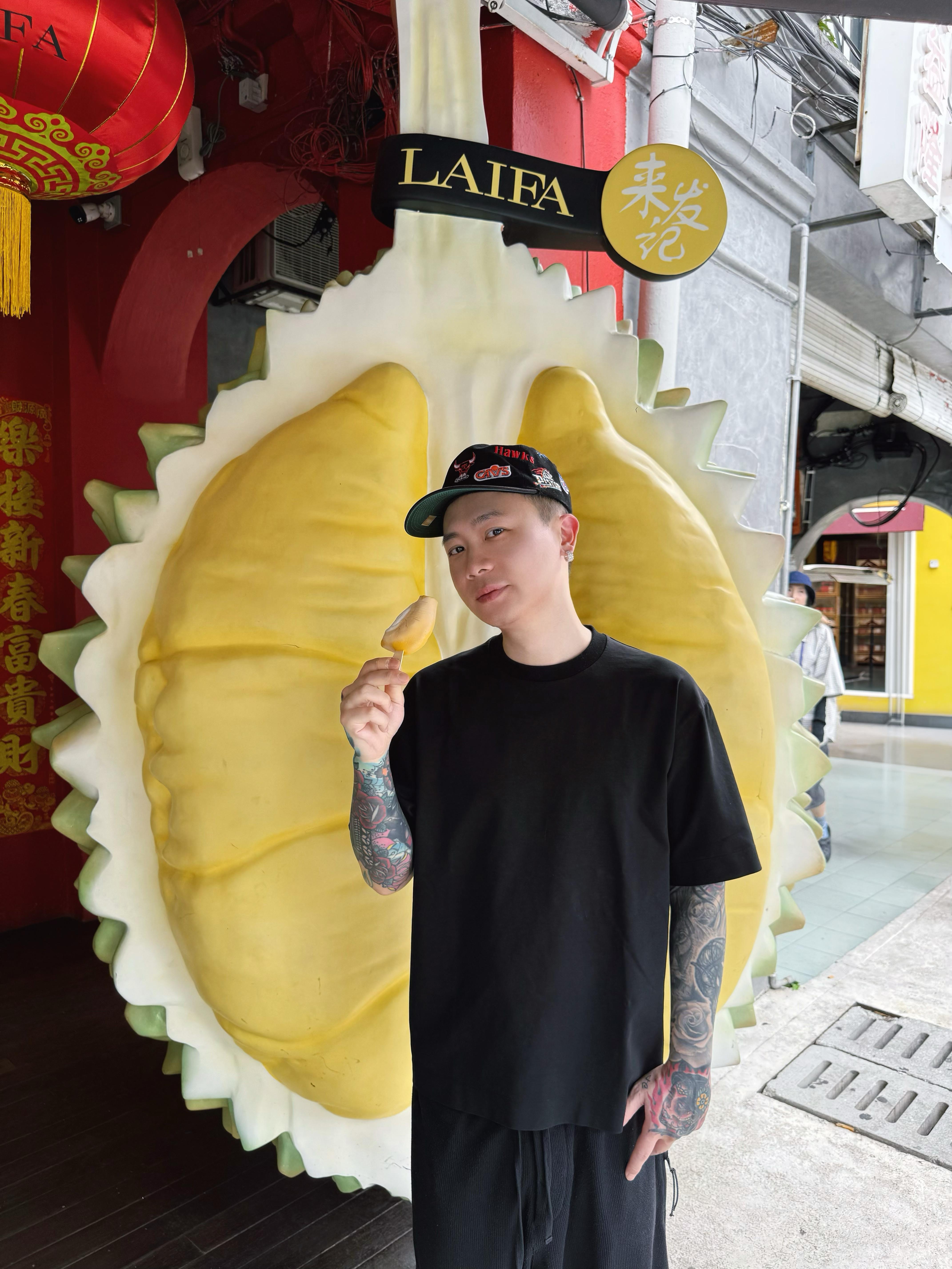 不敢吃榴槤的蕭秉治在馬來西亞嘗試榴槤冰。(相信音樂提供)