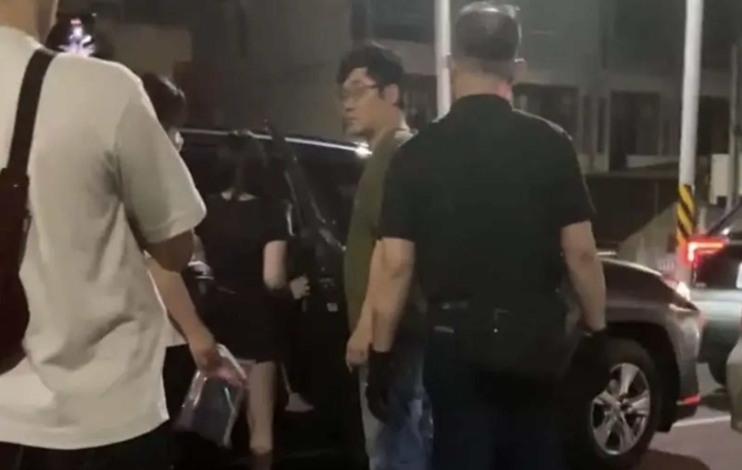 警方突襲毒窟！逮捕5名嫌犯，查扣槍械與毒品。據了解，其販毒模式如「黑暗版得來速」，交易迅速離場。（翻攝畫面）