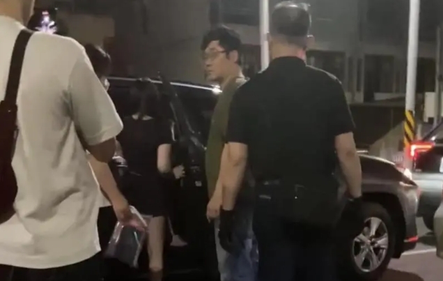 警方突襲毒窟！逮捕5名嫌犯，查扣槍械與毒品。據了解，其販毒模式如「黑暗版得來速」，交易迅速離場。（翻攝畫面）