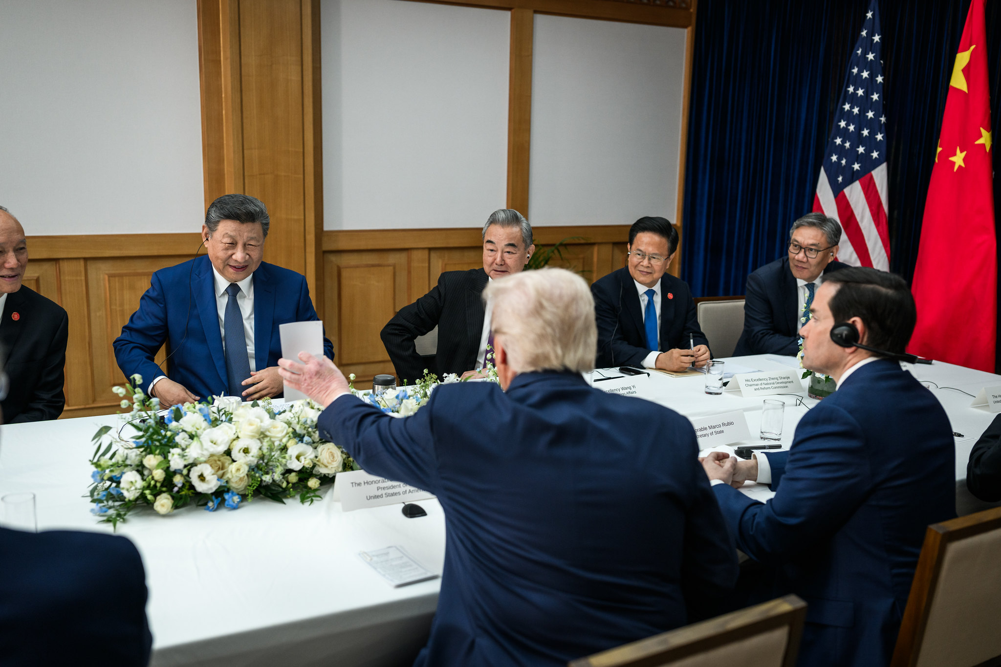川普拿出小卡片。（翻攝The White House Flickr）