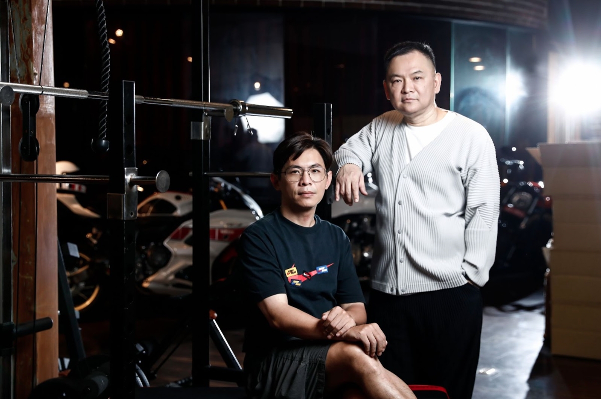 監製張威縯(右)與導演姜瑞智(左)聯手打造《角頭》IP,不斷擴張故事宇宙。