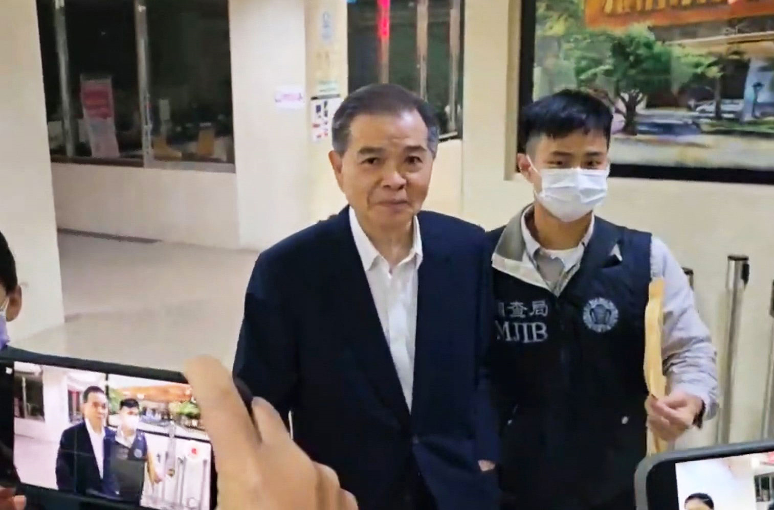 陳瑞隆（左）去年底已請辭中工法人代表，並涉弊案遭交保。（鏡新聞提供）